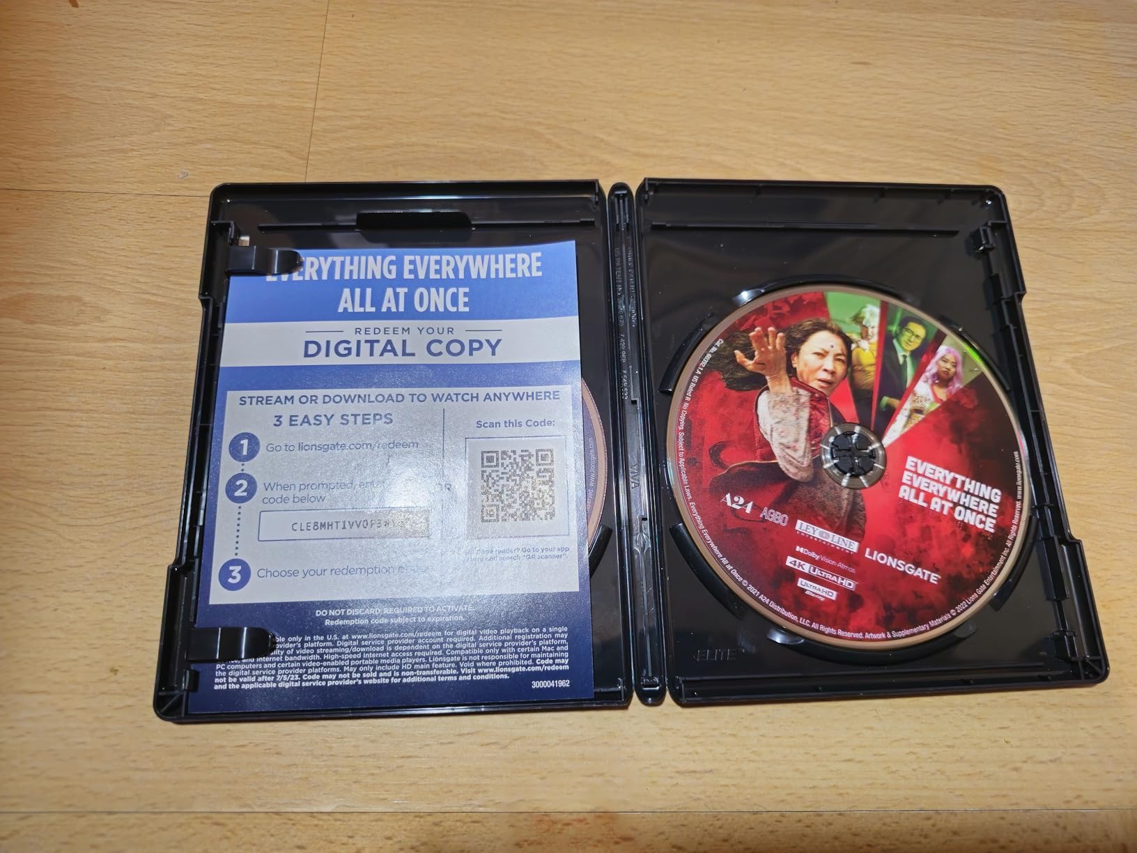 Everything Everywhere All At Once [Blu-ray] customer photo 1