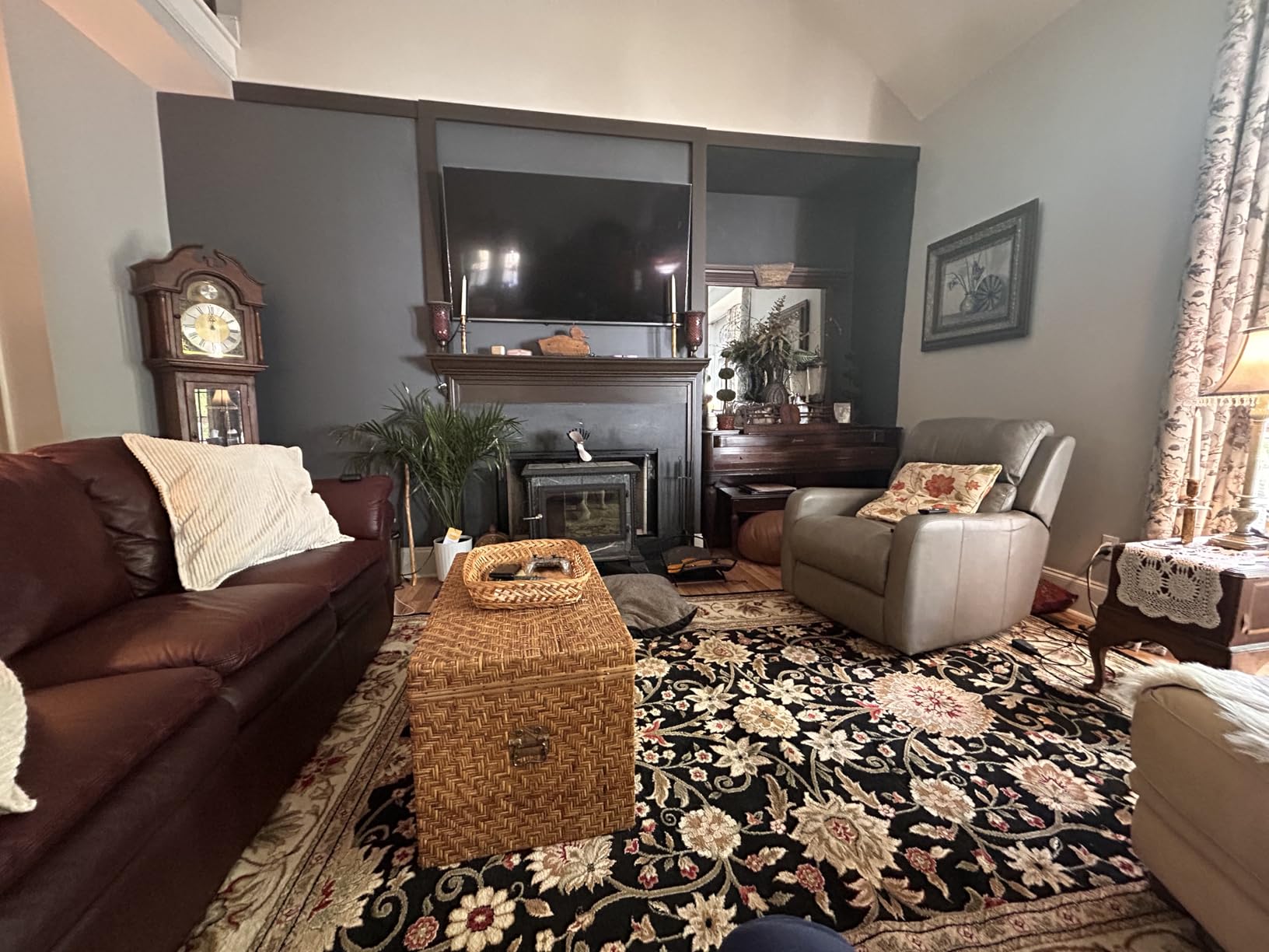 SAFAVIEH Lyndhurst Collection Area Rug - 9' x 12', Ivory & Red, Traditional Oriental Design, Non-Shedding & Easy Care, Ideal for High Traffic Areas in Living Room, Bedroom (LNH212K) customer photo 1
