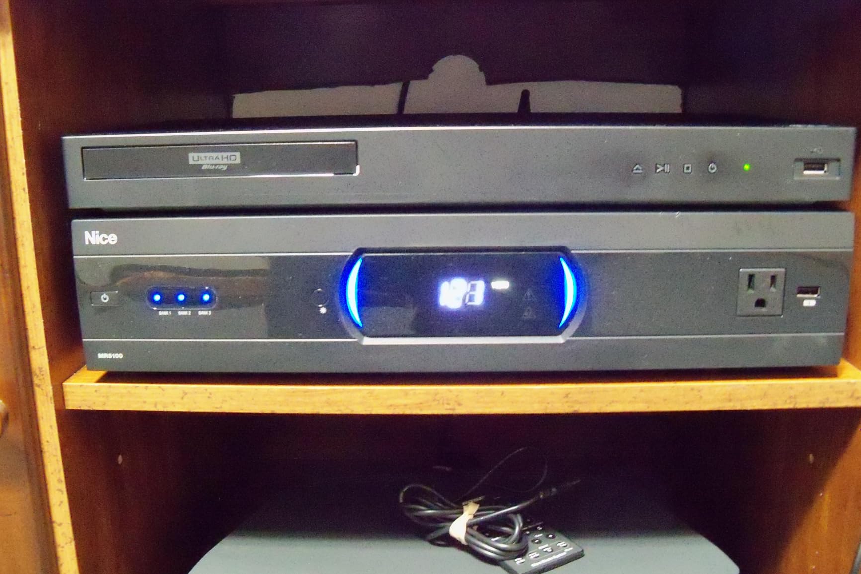 Panamax MR5100 11-Outlet Home Theater Power Management customer photo 1