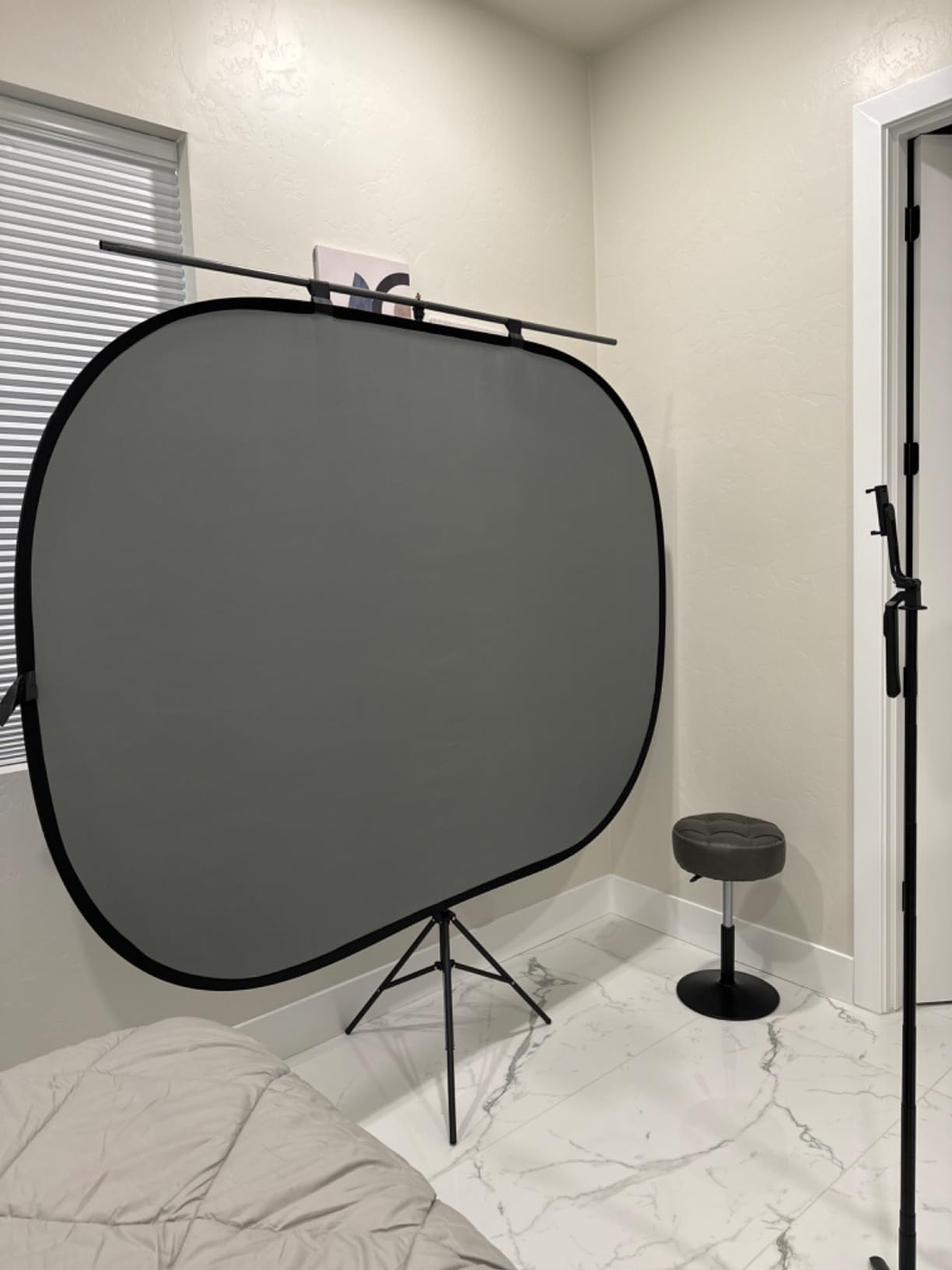 NEEWER Chromakey Backdrops, Double Sided Green Screen and Blue Screen, 2 in 1 Collapsible and Reversible Background for Photography, Gaming and Live Streaming, 5'x6.6'/1.5m x 2m (Green/Blue) customer photo 2
