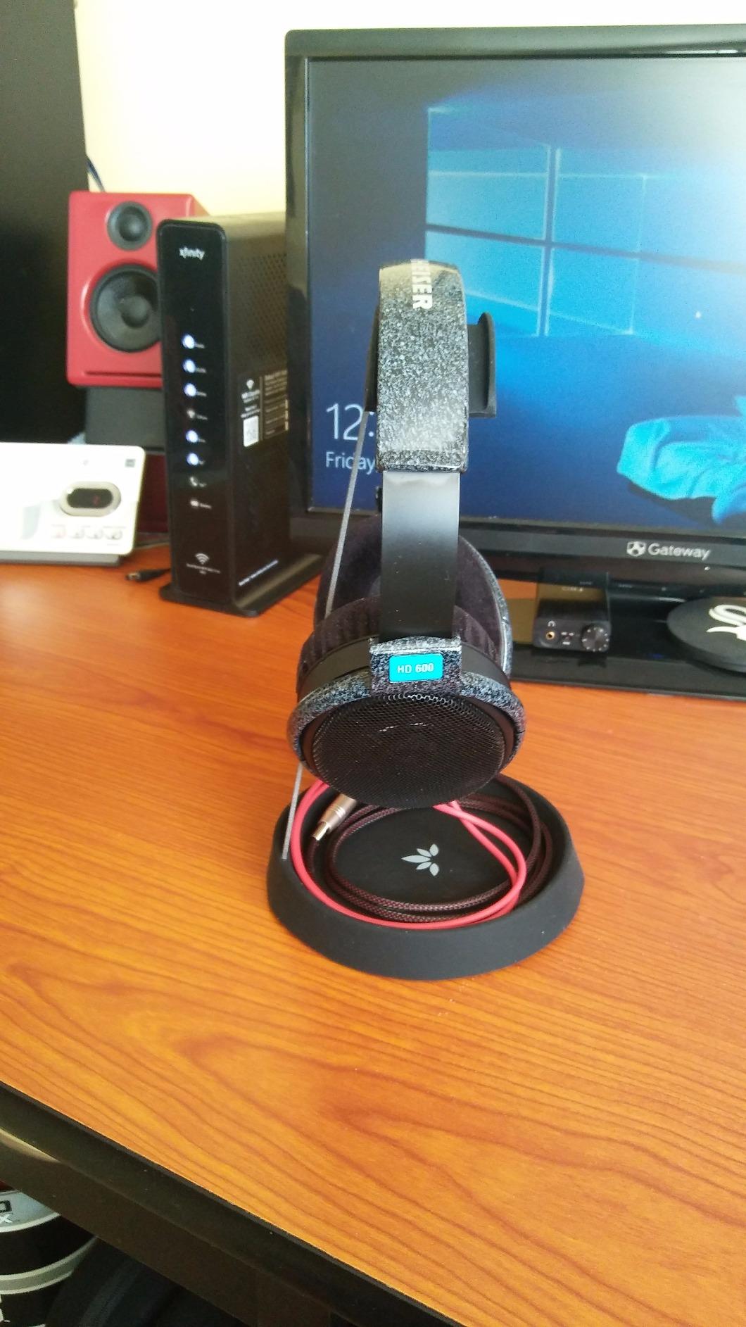 Avantree HS102 - Metal & Silicone Headphone Stand Hanger with Cable Holder customer photo 1
