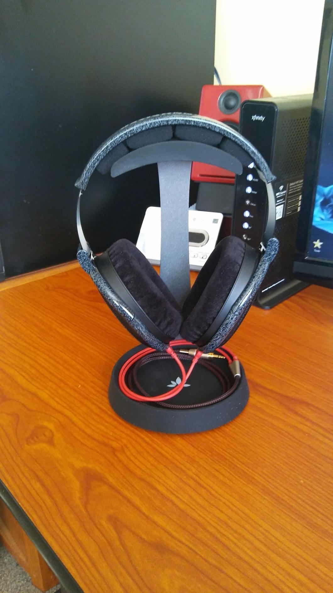 Avantree HS102 - Metal & Silicone Headphone Stand Hanger with Cable Holder customer photo 2