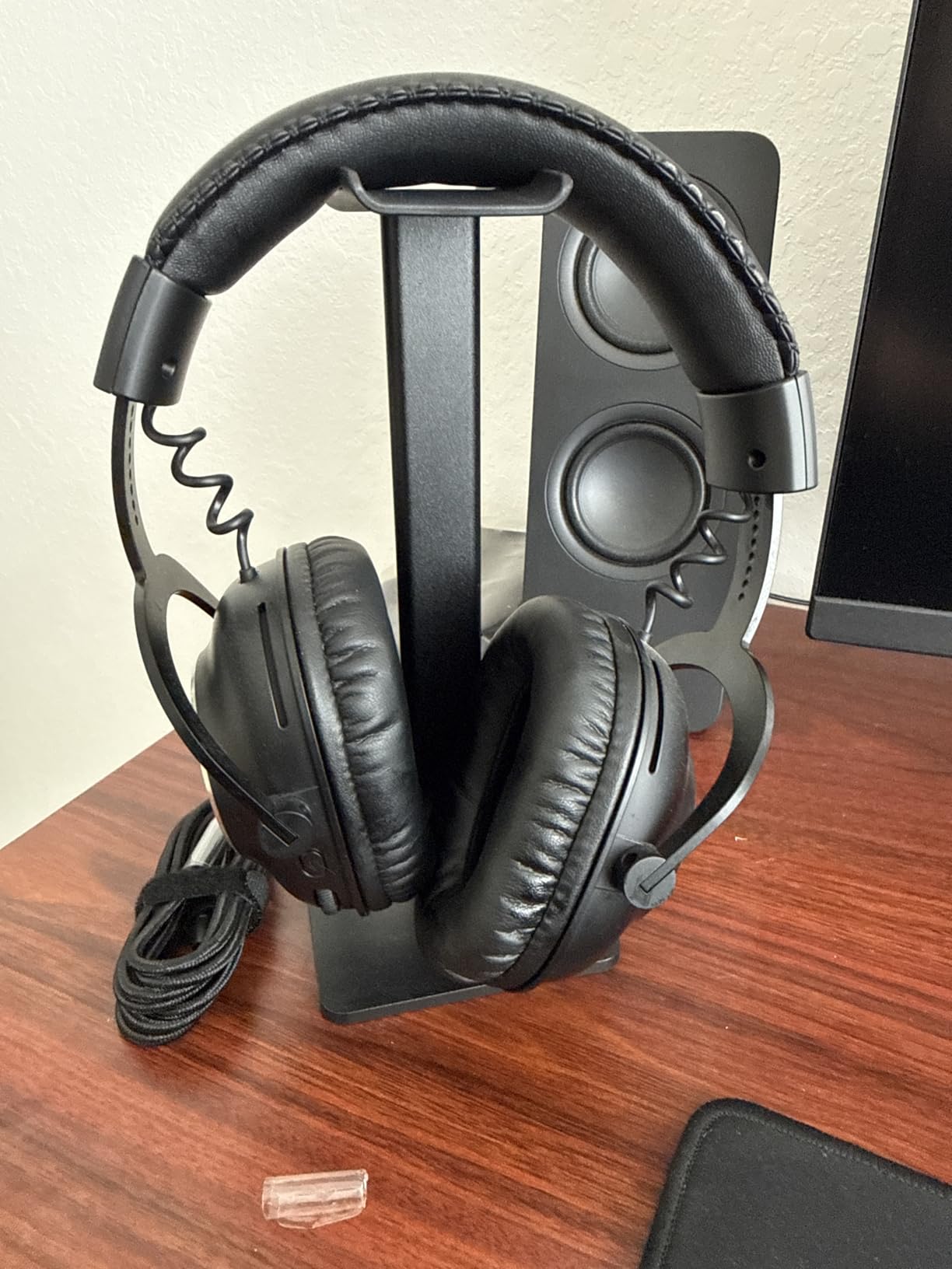 New bee Headphone Stand Headset Holder Earphone Stand with Aluminum Supporting Bar Flexible Headrest ABS Solid Base customer photo 1
