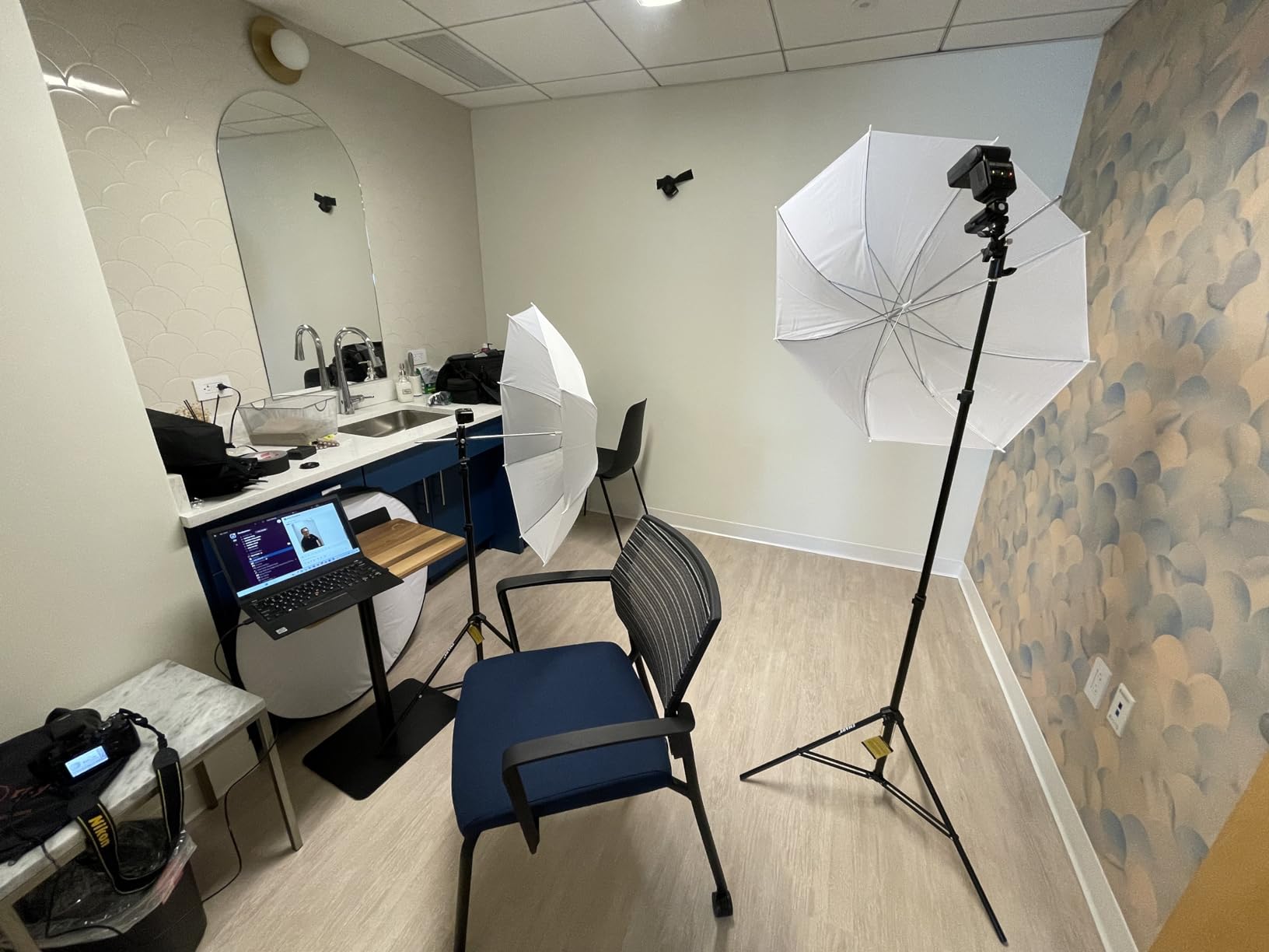 EMART 33 inch Reflective Photography Umbrella,Studio Camera Photographic Props with Adjustable Light Stand,Flash Diffuser for Speedlight(4 Pack) customer photo 1