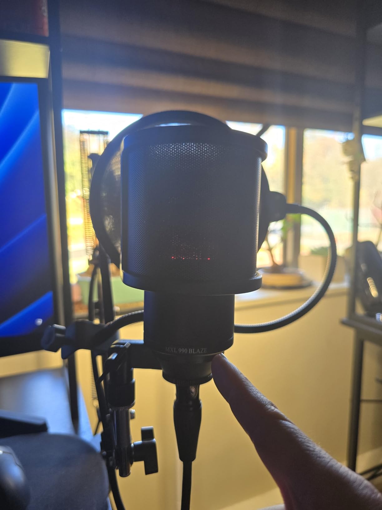 MXL 990 Condenser Microphone for Podcasting, Singing, Home Studio Recording, Gaming & Streaming | Blue LED lights | XLR | Large Diaphragm (BLIZZARD) customer photo 1