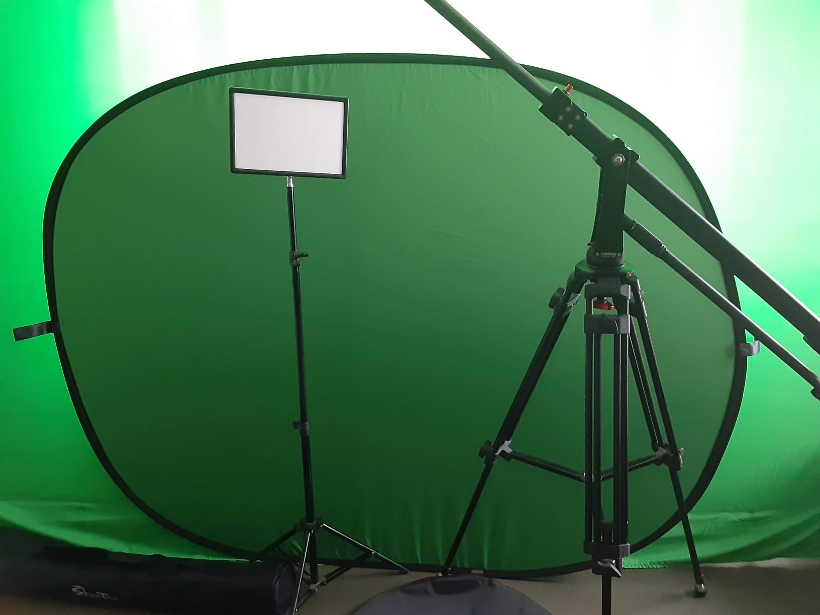 5x6.5ft Pop Up Green Screen, 2-in-1 Blue & Green Collapsible Chroma Key Backdrop for Live Streaming, Zoom Calls, Photography customer photo 1