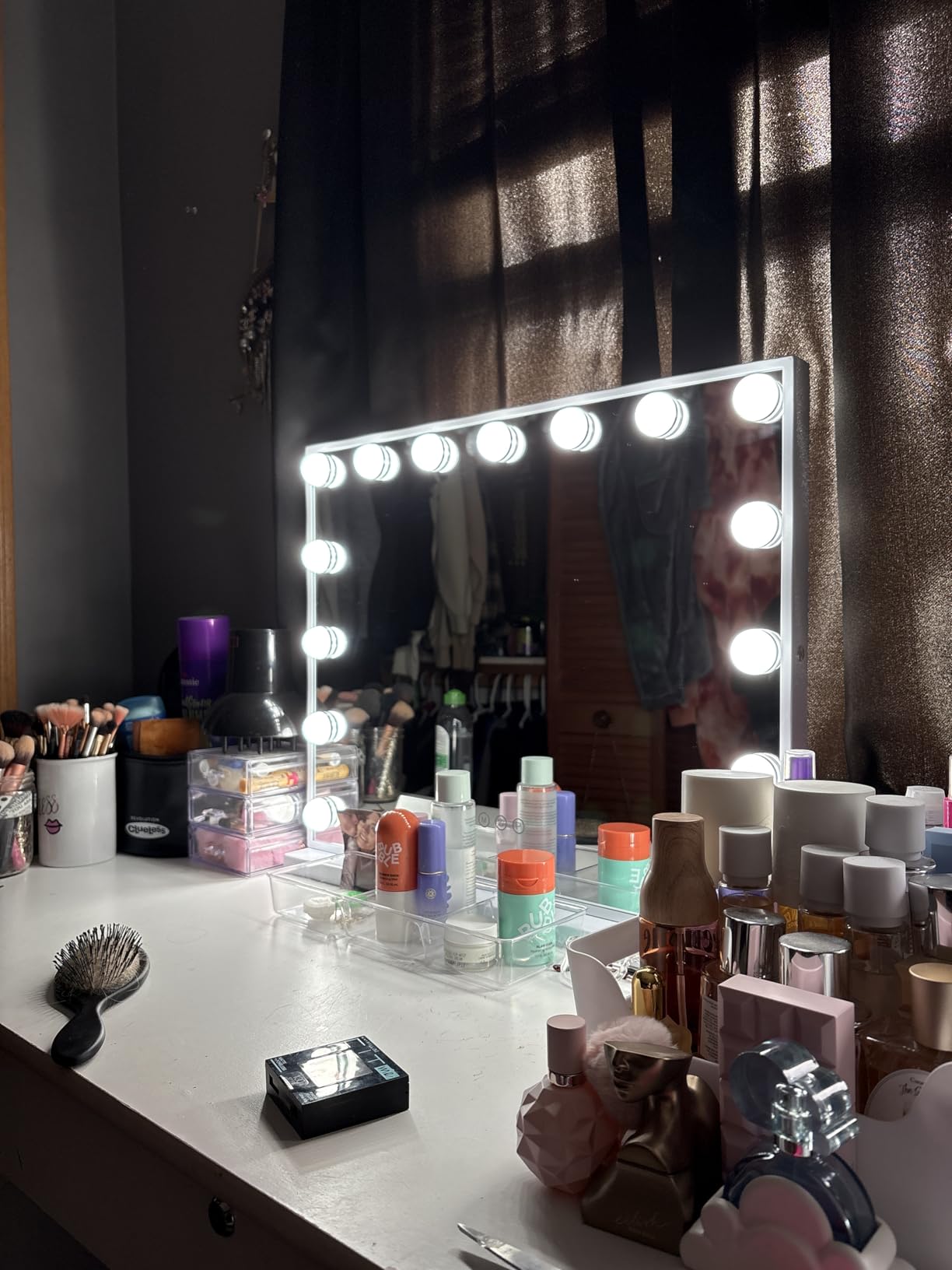 Hansong Vanity Mirror with Lights: Hollywood Lighted Makeup Mirror with 15 LED Bulbs, 22.8''x18'' Light Up Mirror with 3 Colors Modes, USB Charging Port, White customer photo 1