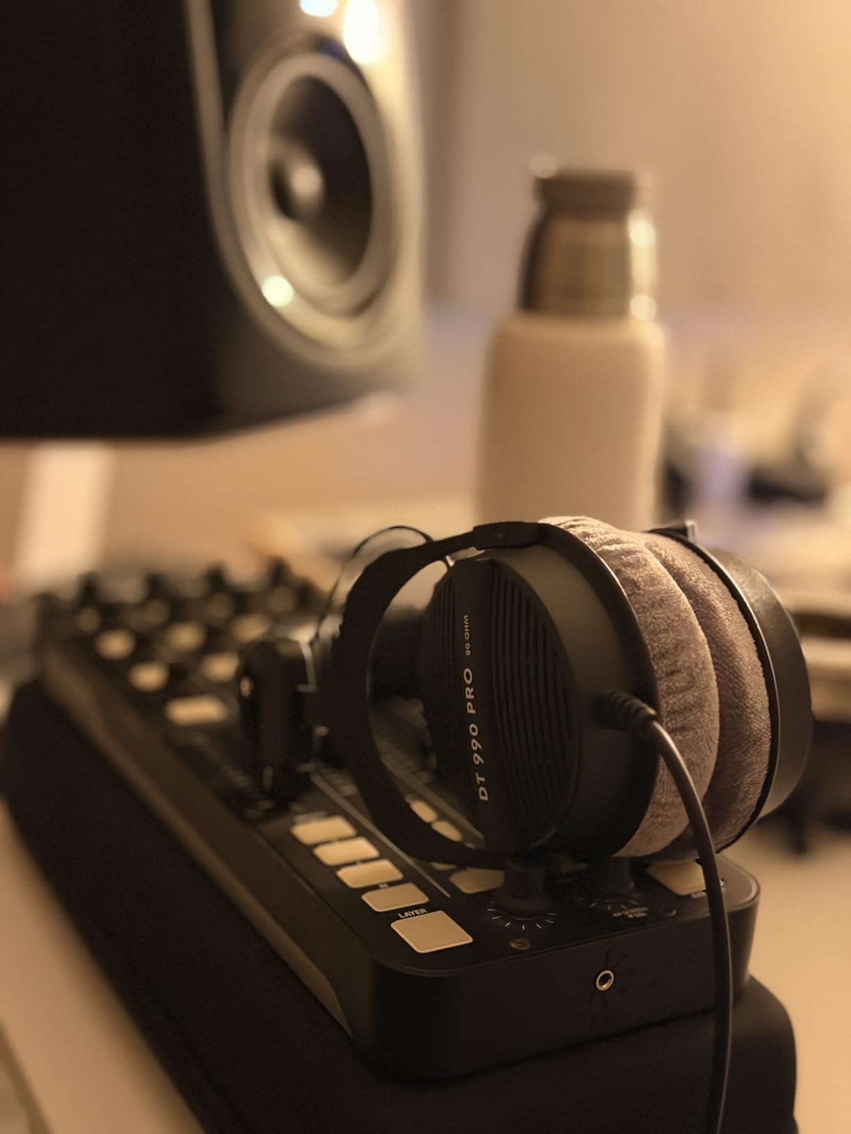 beyerdynamic DT 990 PRO, 80 Ohm, Open Back, Over Ear, Wired Professional Studio Headphones, Gaming, Podcast, Audiophile, Mixing, 3m Straight Cable, Black with Limited Edition Black Velour Ear Pads customer photo 2