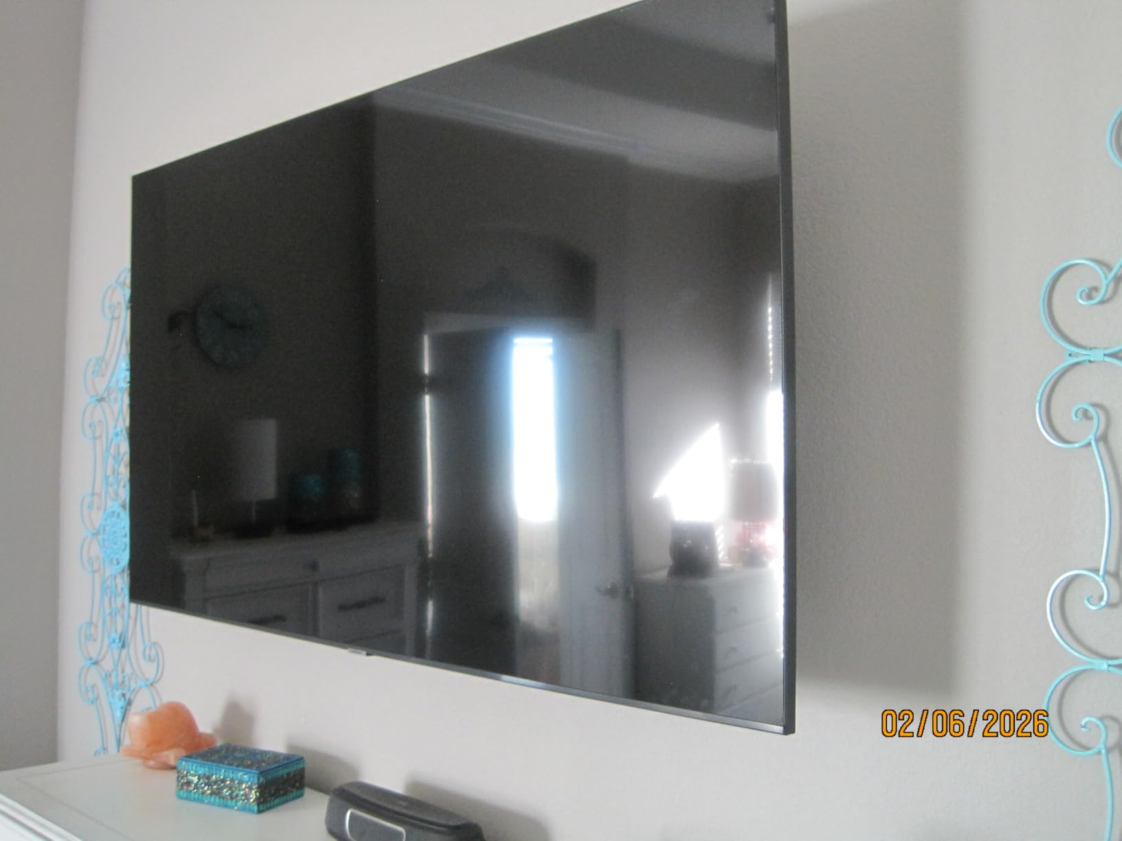 Pipishell Tilt TV Wall Mount Bracket Low Profile for Most 23-55 Inch LED LCD OLED 4K Flat Curved TVs up to 99lbs Max VESA 400x400mm, 8° Tilting for Anti-Glaring, Fits 8-16 inch Wood Stud customer photo 1
