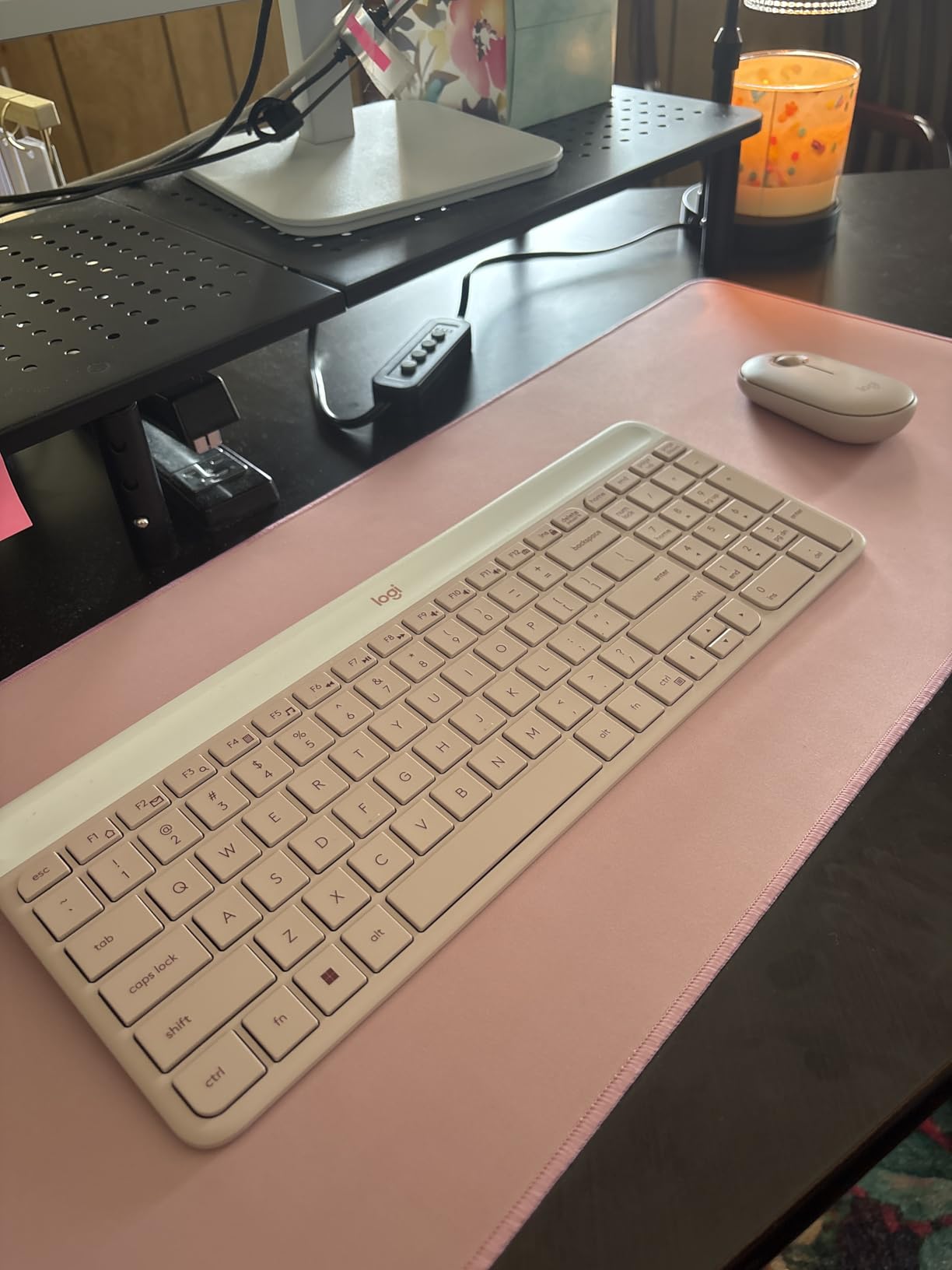 Logitech MK470 Slim Wireless Keyboard and Mouse Combo - Modern Compact Layout, Ultra Quiet, 2.4 GHz USB Receiver, Plug n' Play Connectivity, Compatible with Windows - Graphite customer photo 2