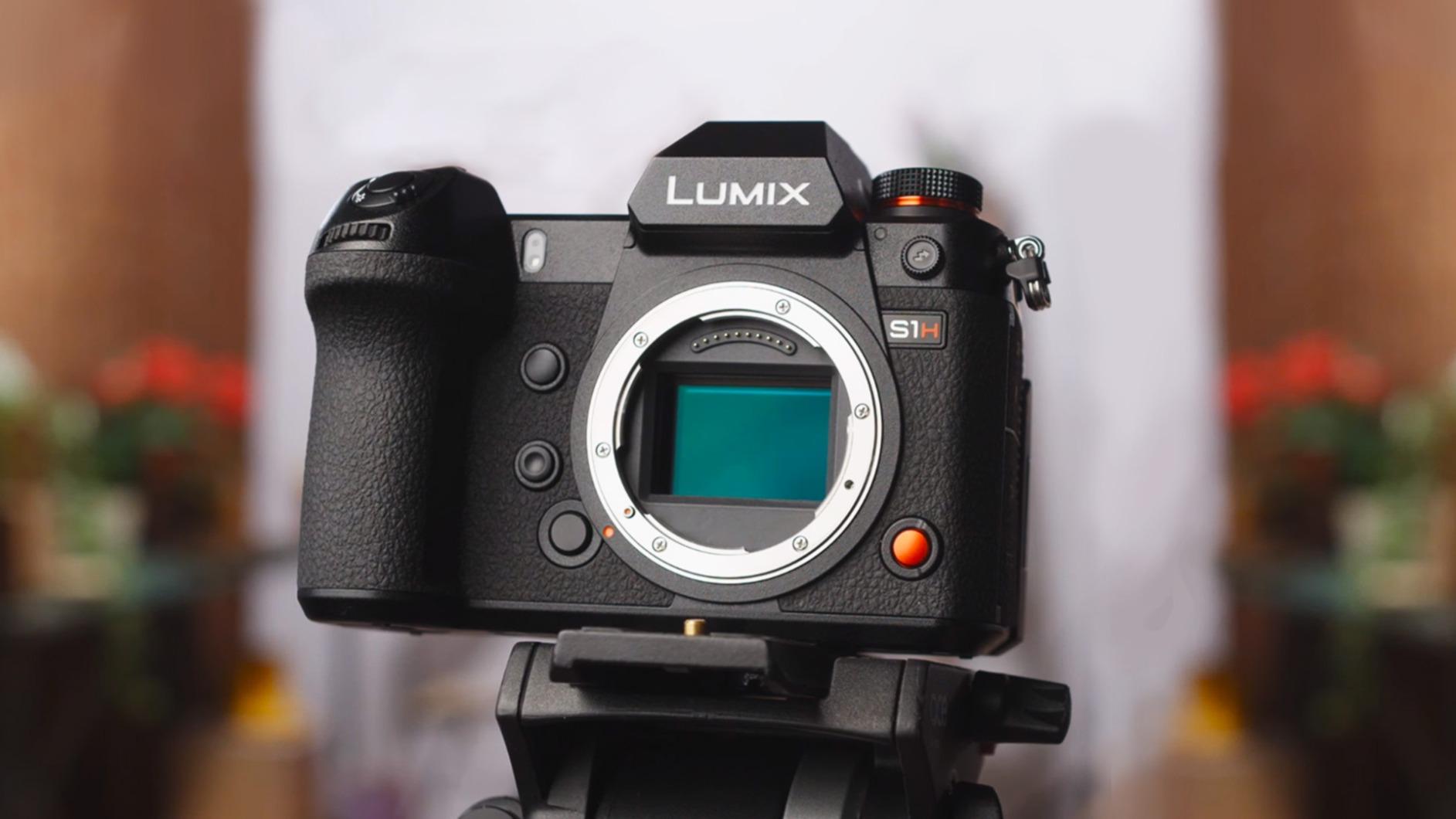 LUMIX S1H Digital Mirrorless Video Camera with 24.2 Full Frame Sensor, 6K/24p Video Recording Capability, V-Log/V-Gamut, and Multi-Aspect Recording customer photo 2