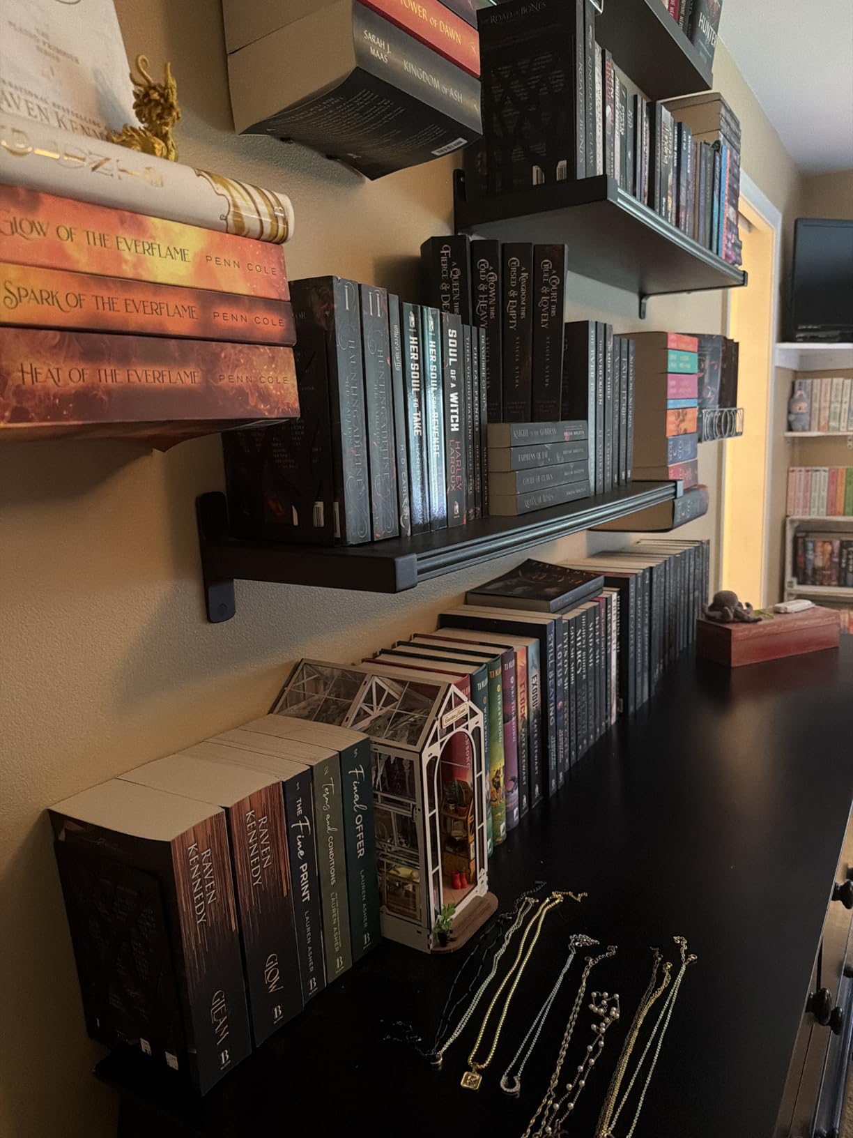 MaxGear Book Ends Tree Design Modern Bookends for Shelves, Non-Skid Book Holder, Heavy Duty Metal Book Storage for Books/CDs, Decorative Book Stopper for Home, 7 x 4.7 x 3.5'', Black,2 Pair/4 Pieces customer photo 1