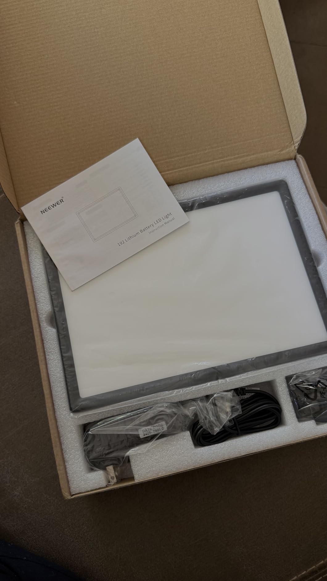 NEEWER 192 LED Video Light Panel, 20W Ultra Thin Bi Color Dimmable DSLR Camera Soft Light, 4000mAh Lithium Battery, CRI97+ customer photo 2