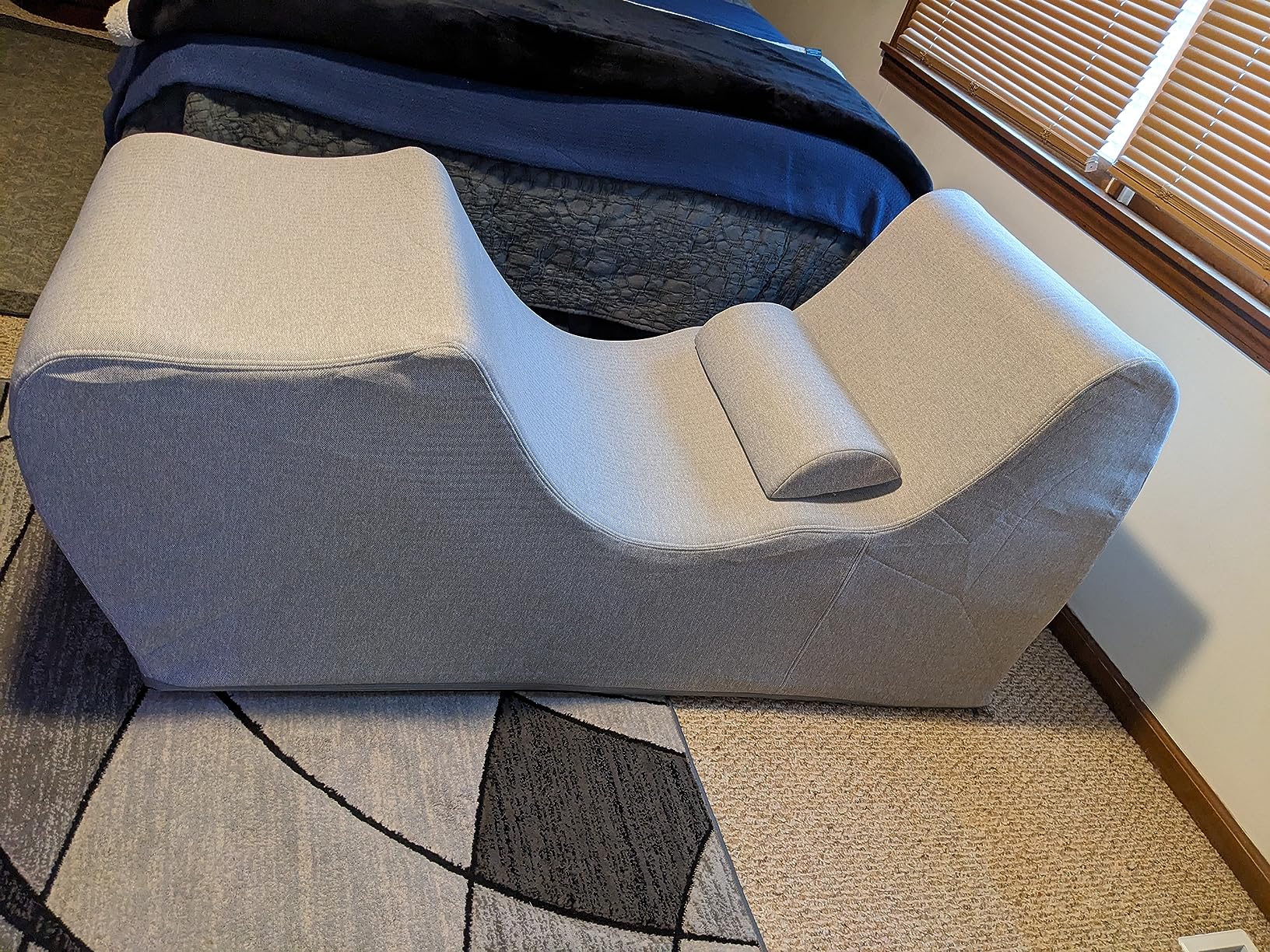 Zinus Lotus Zero Gravity Chaise Lounger, Foam Recliner for Living Room, Ergonomic Positioning for Better Relaxation, Pillow Included, No Assembly, Dark Grey customer photo 1