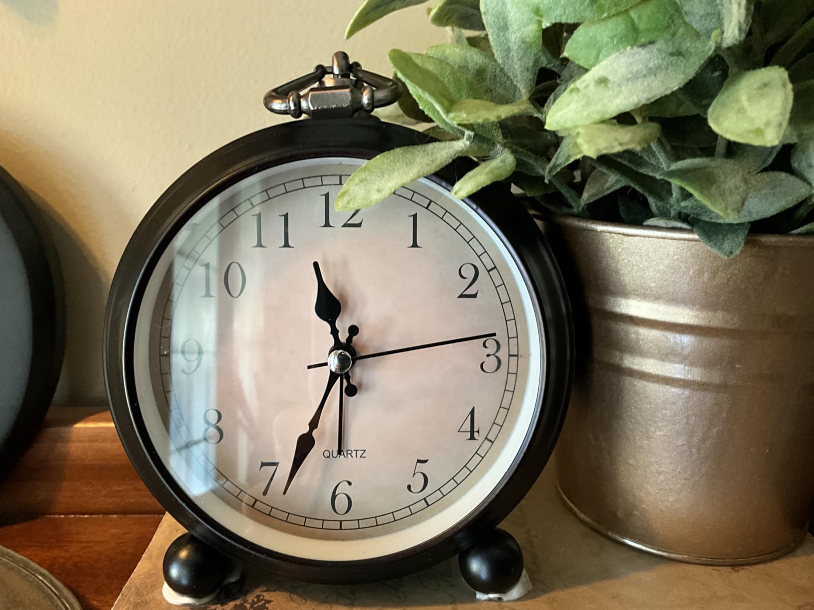 TooTa Vintage Retro Analog Alarm Clock, 4 inch Super Silent Non Ticking Small Clock with Night Light, Battery Operated, Simply Design, for Living Room, Bedroom, Bedside, Desk, Gift Clock (Arabic) customer photo 1