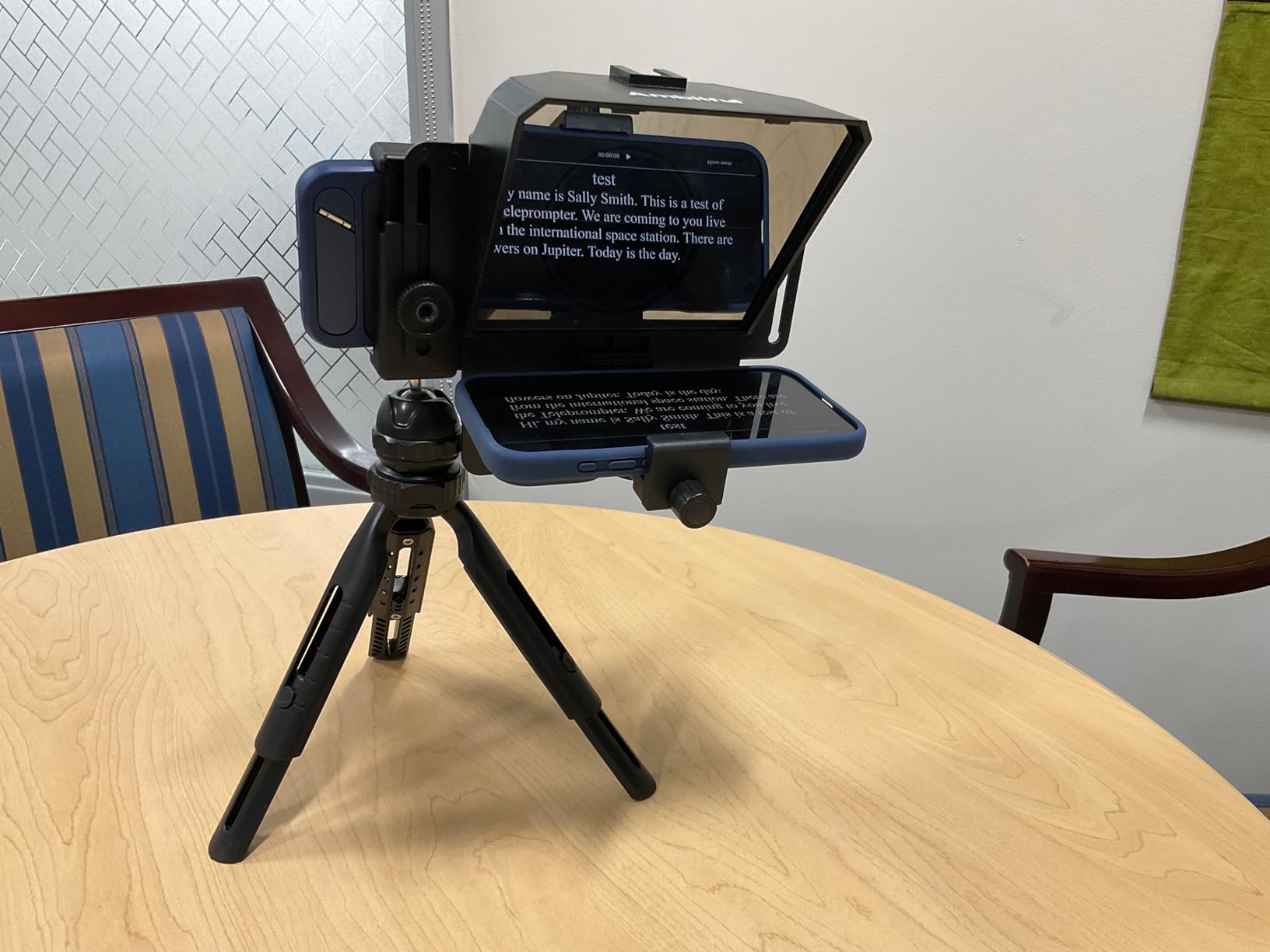 AMBITFUL Portable Teleprompter Kit - 7.5'' Mini Teleprompter with Desktop Tripod & Remote Control for Phone and DSLR Camera customer photo 2