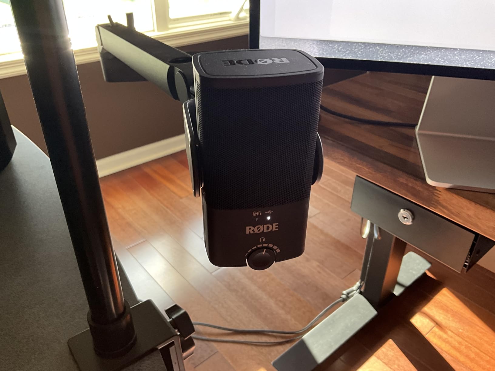 Elgato Wave Mic Arm LP - Premium Low Profile Microphone Arm with Cable Management Channels, Desk Clamp, Versatile Mounting, and Fully Adjustable - For Podcasting, Streaming, Gaming, and Home Office customer photo 2