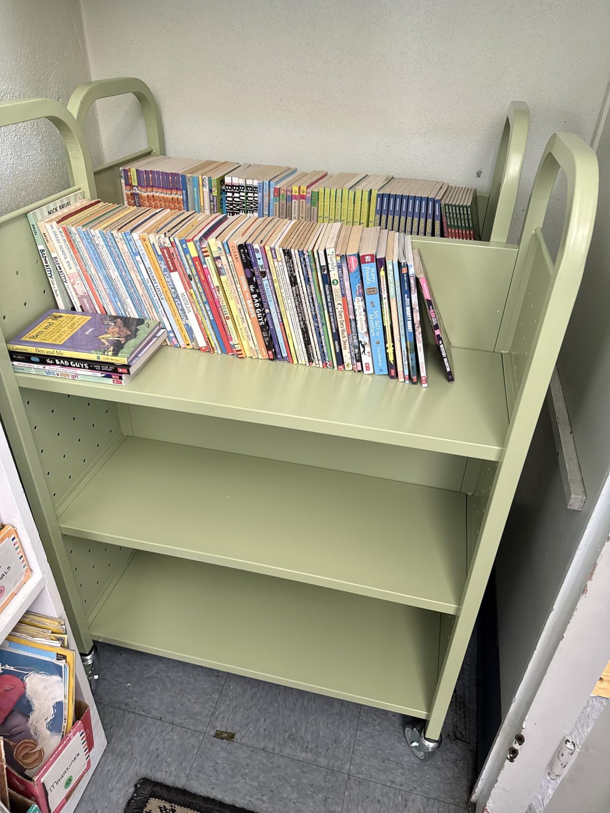 Workington Rolling Book Truck Book Cart with 3 Flat Shelves, Library Book Cart with Swivel Lockable Casters 3001 Blue customer photo 1