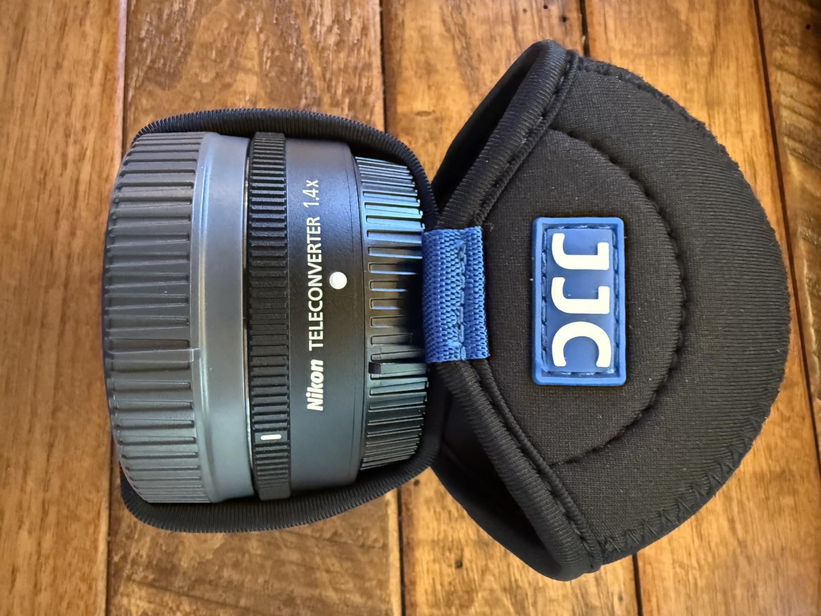 JJC Water Resistant Neoprene Camera Lens Pouch Case, Fold-Over Lens Bag for Mirrorless Lenses Up to 2.6 x 3.1(D X H) for Canon RF 50mm f/1.8, Sony FE 55mm f/1.8, Sigma 56mm f/1.4 etc. customer photo 2