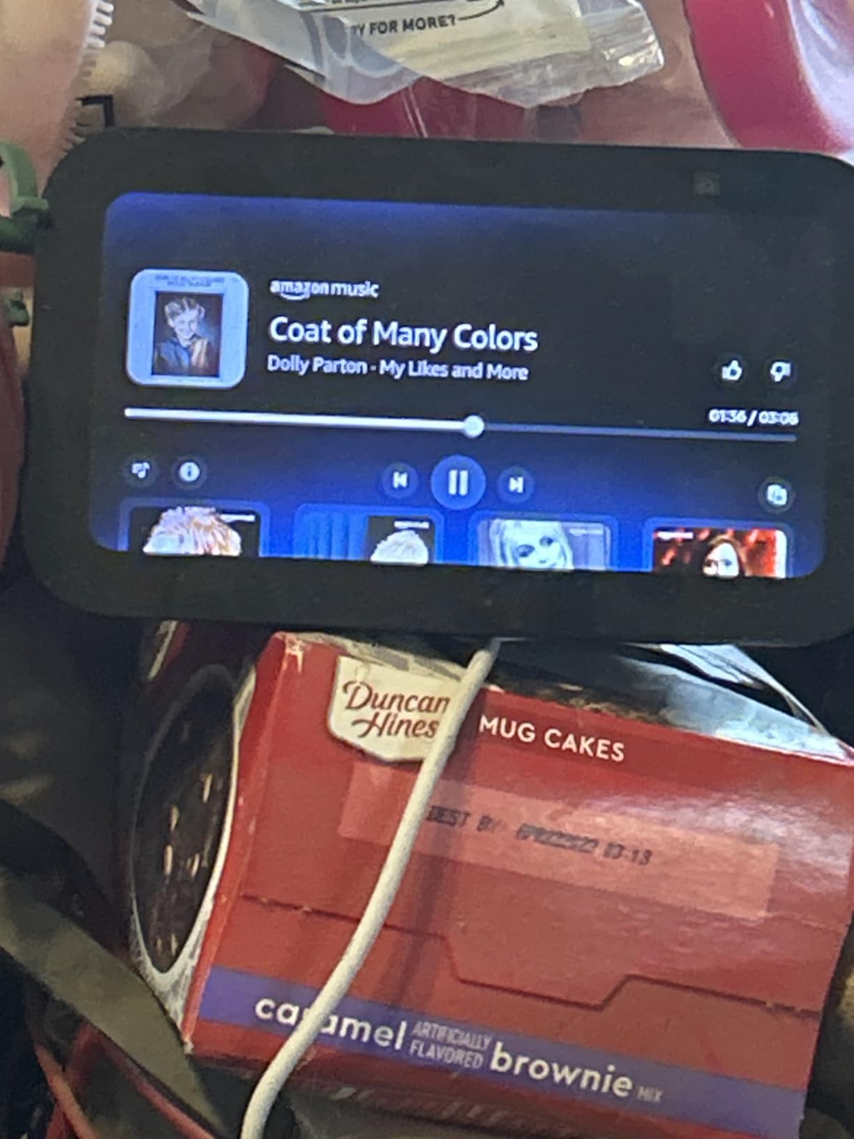 Amazon Echo Show 5 (newest model), Smart display with 2x the bass and clearer sound, Charcoal customer photo 1