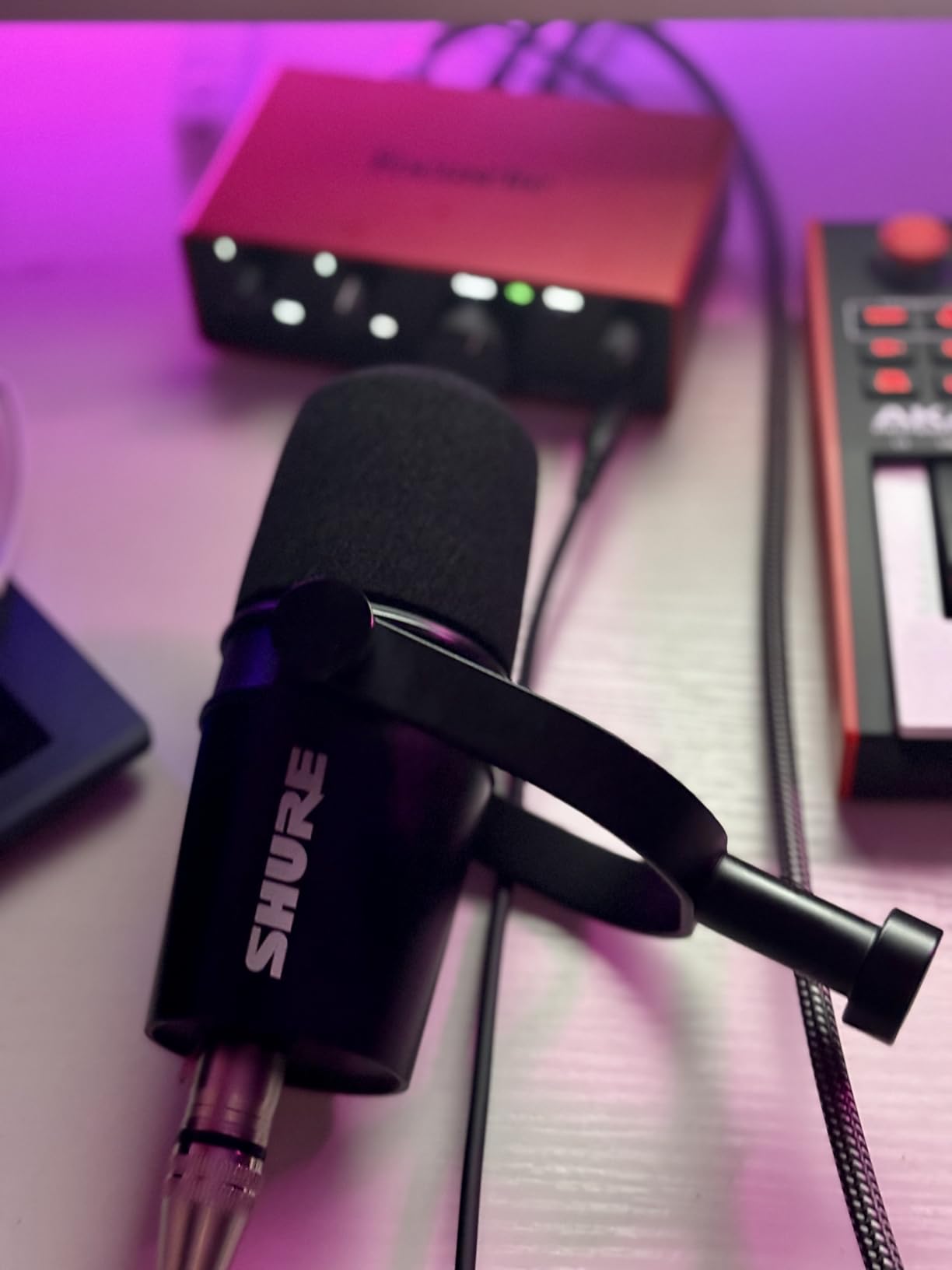 Shure MV7X XLR Dynamic Microphone - Voice-Isolating Cardioid Mic for Podcasting, Vocal Recording & Broadcasting, All-Metal, Black customer photo 1