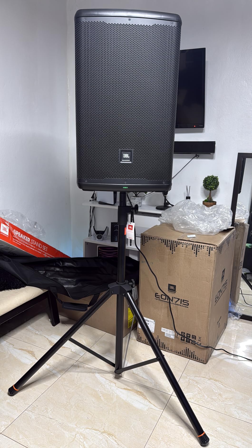 JBL Professional EON712 Powered PA Speaker, Loudspeaker with Bluetooth, 12 inch, 1300 Watt, Corded Electric, Black customer photo 1