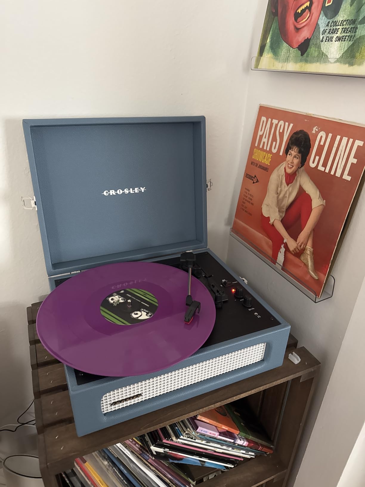 Crosley CR8017B-FL Voyager Vintage Portable Vinyl Record Player Turntable with Bluetooth in/Out and Built-in Speakers, Floral customer photo 1