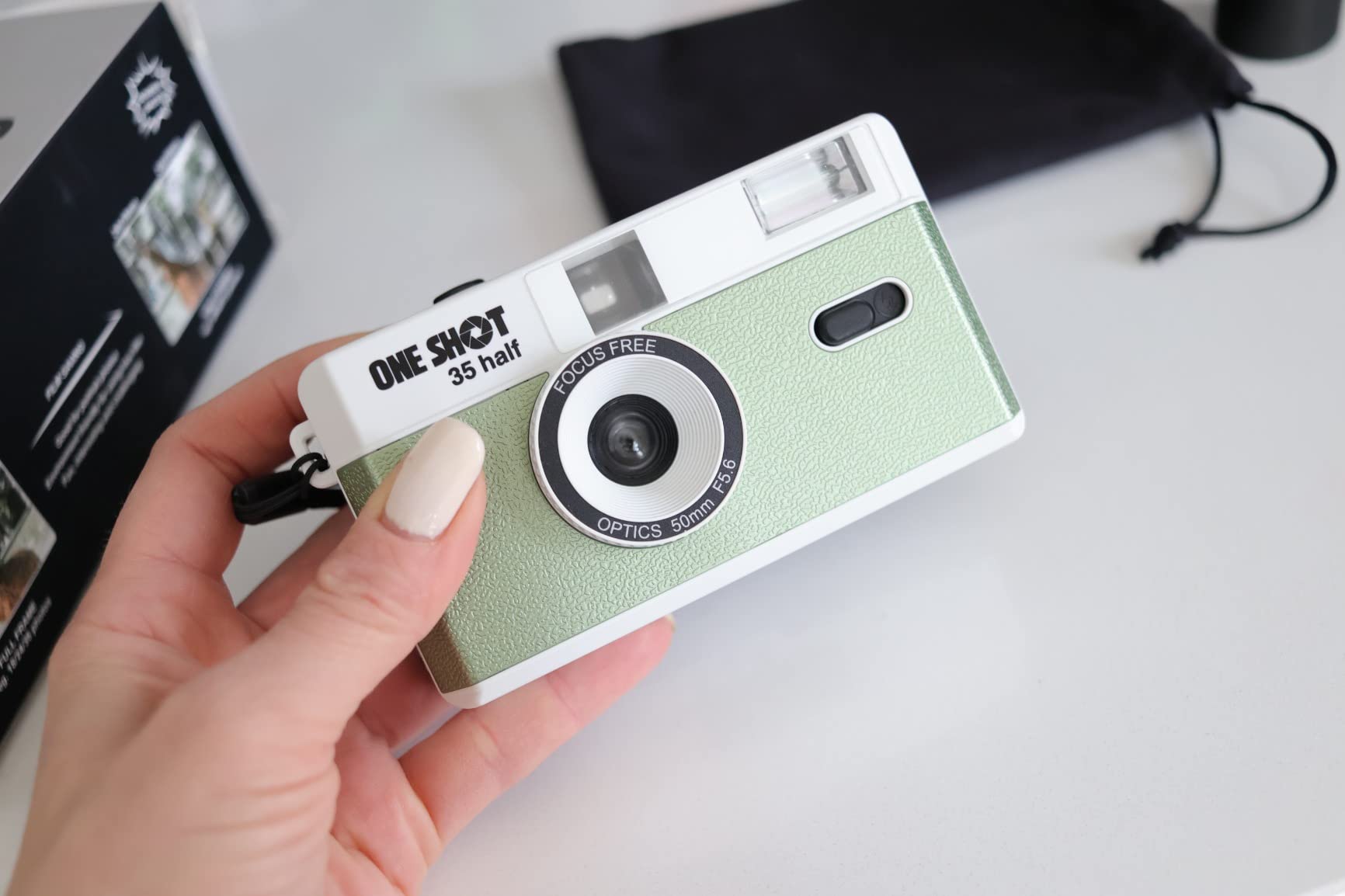 1 Shot Point and Shoot 35mm Film Camera, Reusable Retro Half Frame Camera, Built in Flash, Included One Roll ASA/ISO 400 Black & White Film (Brown) customer photo 1