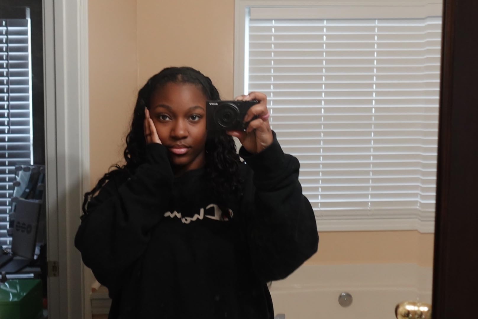 Sony ZV-1F Vlog Camera for Content Creators and Vloggers Black customer photo 1