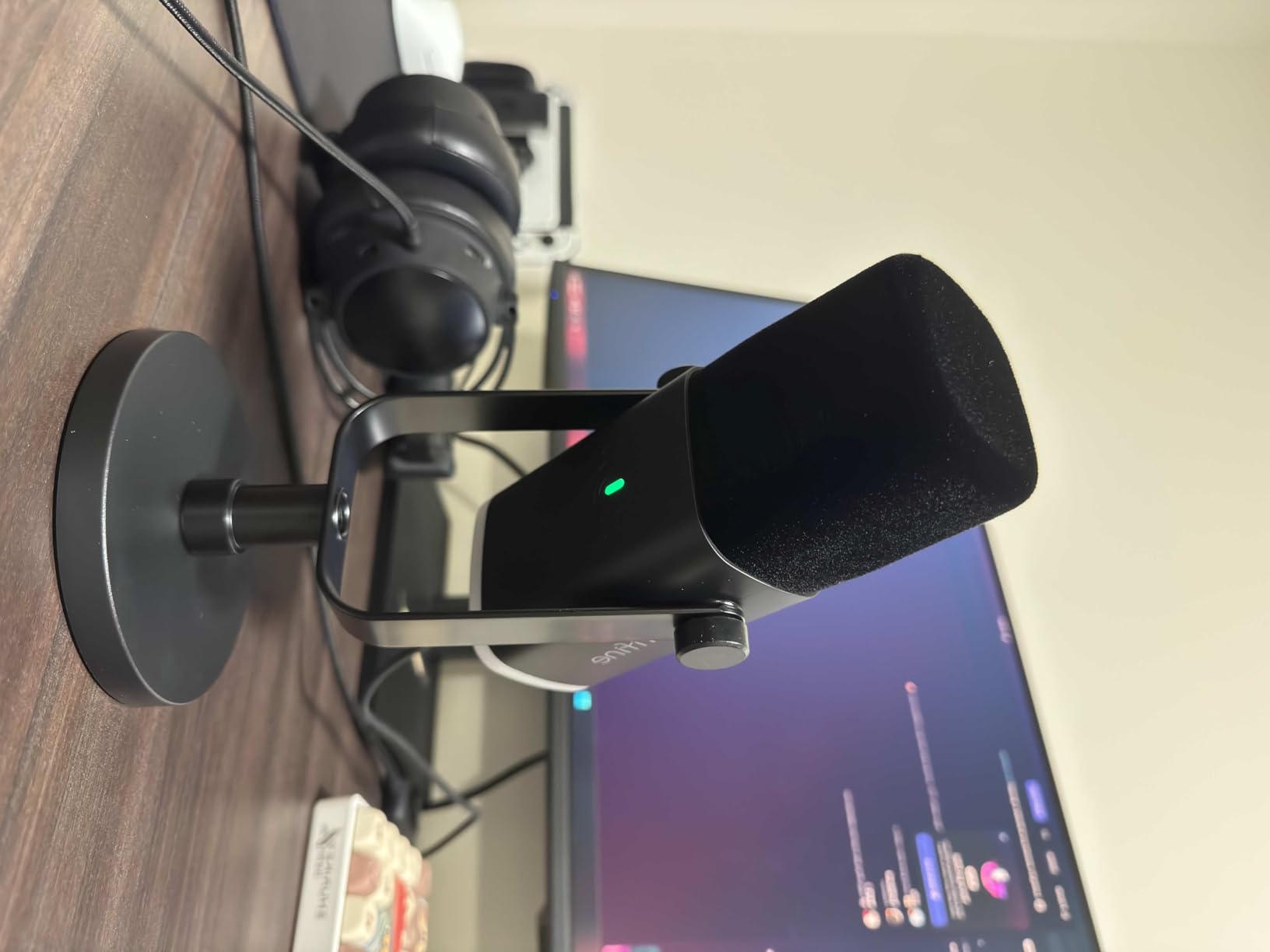 FIFINE USB/XLR Dynamic Microphone for Podcast Recording, PC Computer Gaming Streaming Mic with RGB Light, Mute Button, Headphones Jack, Desktop Stand, Vocal Mic for Singing YouTube-AmpliGame AM8 customer photo 1
