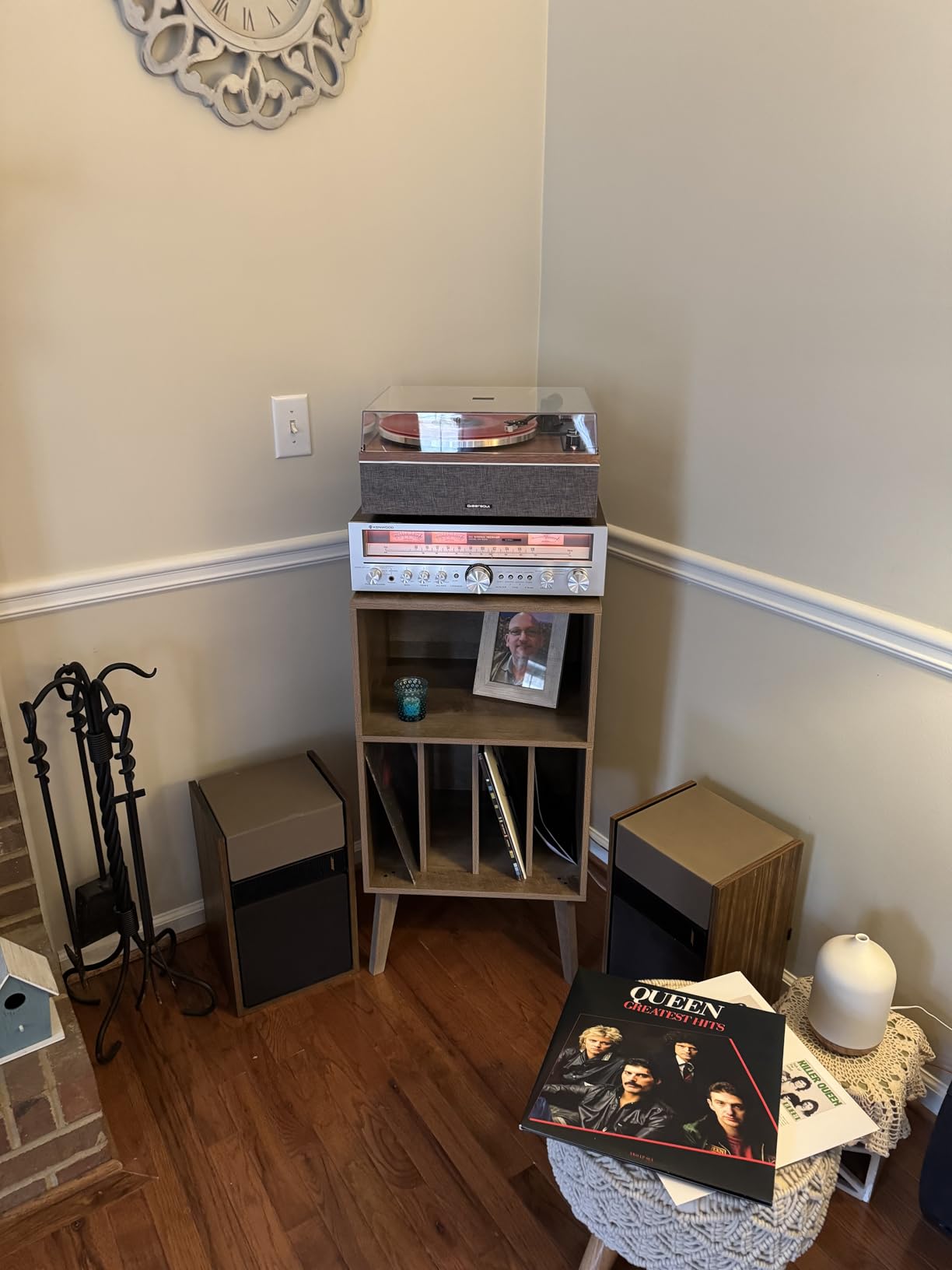 Lerliuo Record Player Stand, Walnut Turntable Stand Holds up to 160 Albums, Mid-Century Vinyl Storage Cabinet Table with Solid Wood Legs, Record Player Holder Display Shelf for Bedroom Living Room customer photo 1