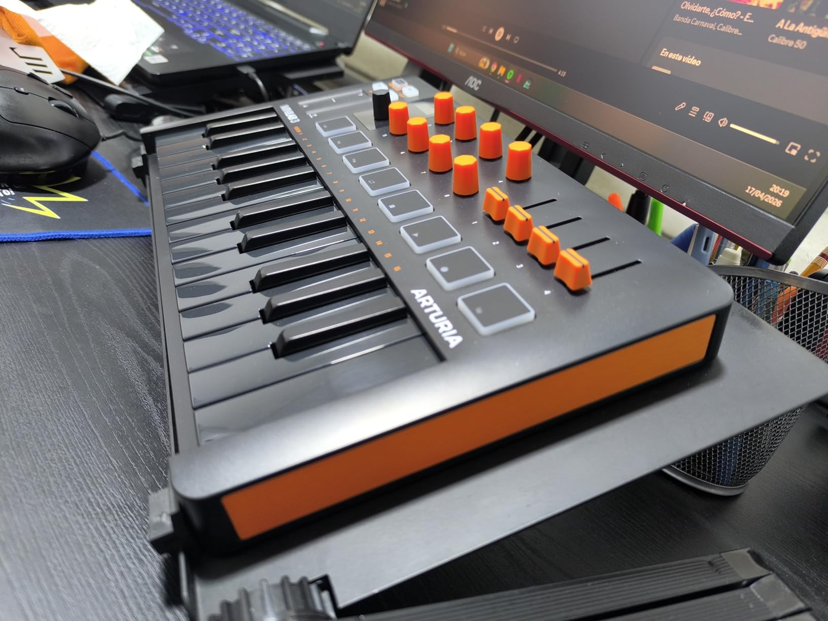 Arturia MiniLab 3 - Universal MIDI Controller for Music Production, with All-in-One Software Package - 25 Keys, 8 Multi-Color Pads - Deep Black customer photo 1