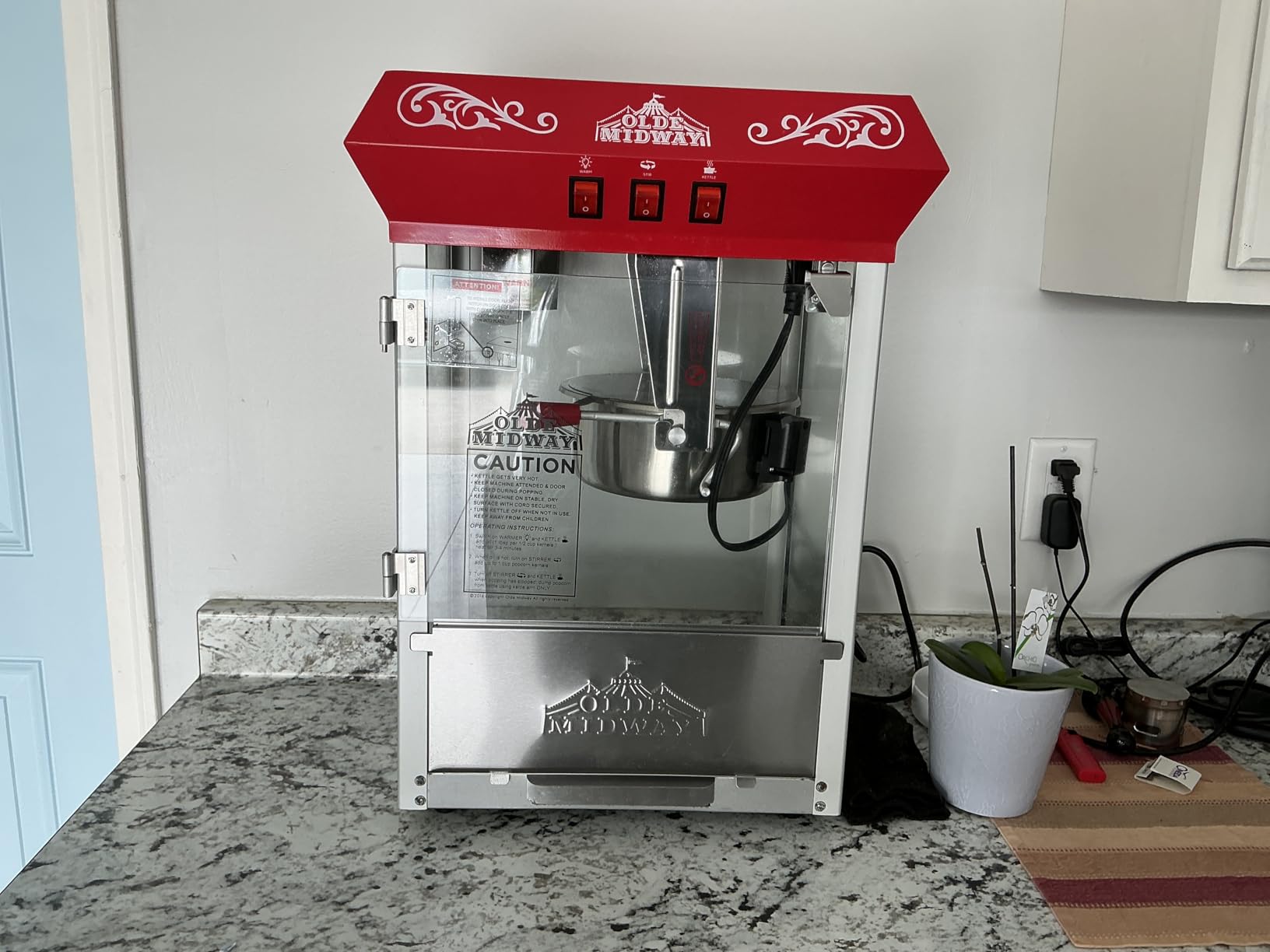 Olde Midway Movie Theater-Style Popcorn Machine Maker with 10-Ounce Kettle - Cream, Vintage-Style Countertop Popper customer photo 1