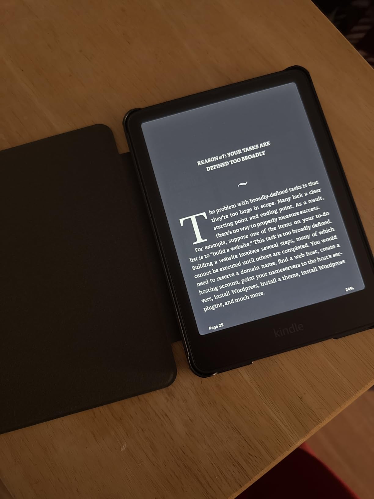 Kindle Paperwhite Signature Edition 32GB (newest model) - 20% faster with auto-adjusting front light, wireless charging, and weeks of battery life - Metallic Black customer photo 1