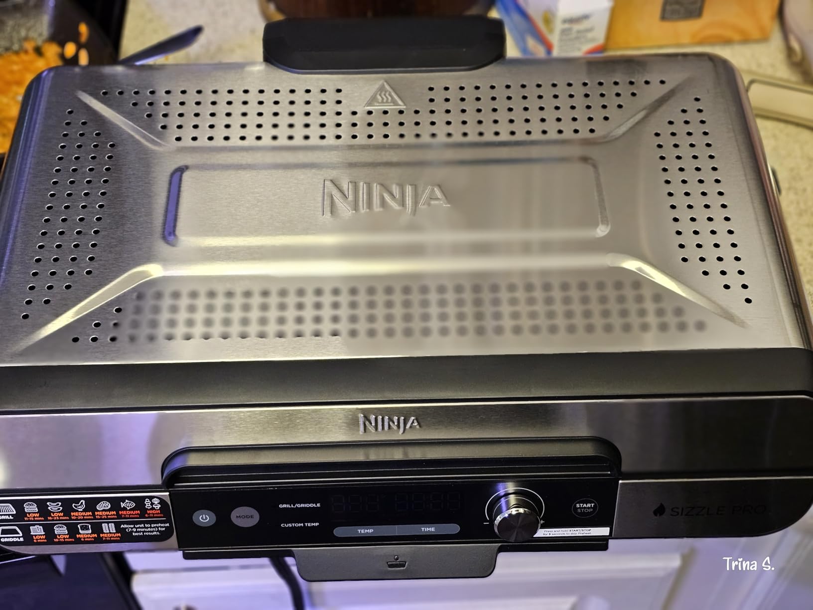 Ninja Griddle and Indoor Grill, 14'', Electric Grill, For Steak, Burgers, Salmon, Veggies, and More, Pancake Griddle, Nonstick, Dishwasher Safe, 500F, Even Cooking, Silver, GR101 customer photo 1