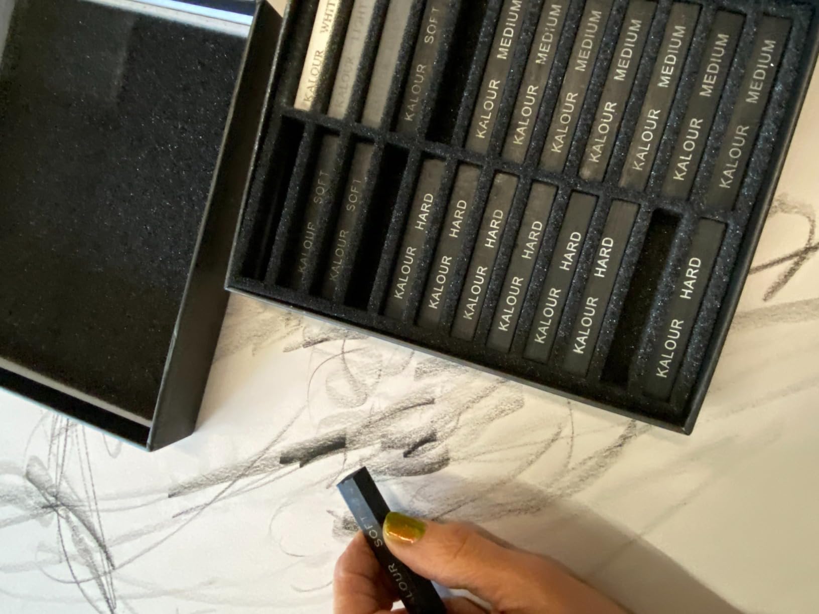 KALOUR 24 Pro Charcoal Drawing Set - Soft,Medium,Hard Charcoal and White - Charcoal Sticks for Drawing Sketching Shading customer photo 2