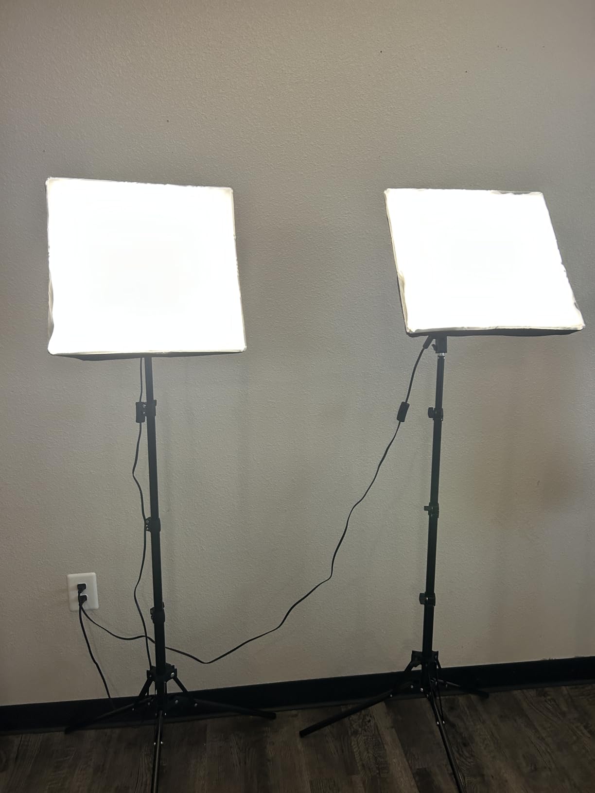 Torjim Softbox Photography Lighting Kit, 16'' x 16'' Professional Softbox Lighting Kit with 85W 3000-7500K LED Bulbs, Studio Lights for Photography/Video Recording/Live Streaming/Portraits Shooting customer photo 1