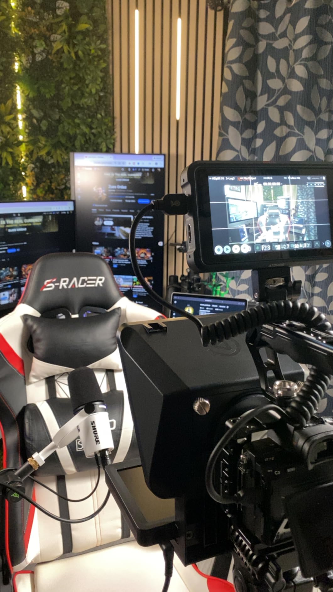Elgato Prompter - Teleprompter with Built-in Screen for YouTube, Twitch, Zoom and More, 1080 Pixels, Supports DSLR/Webcam/Smartphone, Drag & Drop Monitor Display, Works with Mac/PC & Stream Deck customer photo 1
