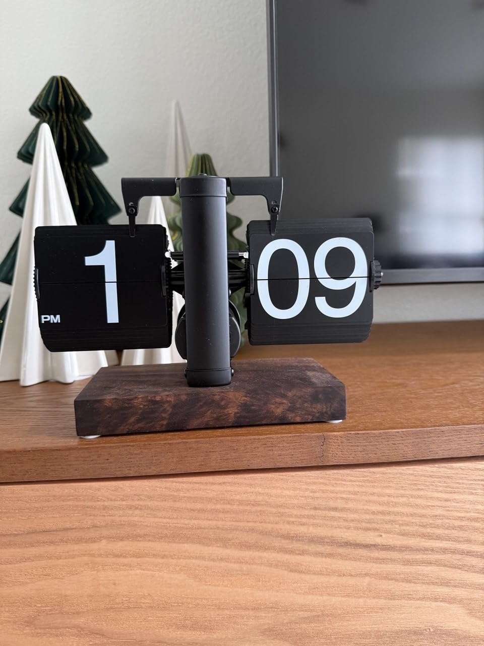 VBESTLIFE Retro Digital Flip Down Clock, Battery Powered Internal Gear Operated Clock, Classic Mechanical, Black Walnut Base, for Home & Office Decor(Black) customer photo 1