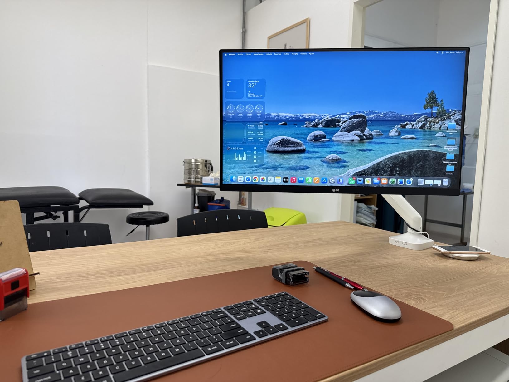 LG 27US500-W Ultrafine Monitor 27-Inch 4K UHD (3840x2160) HDR10 IPS Borderless Design Reader Mode Flicker Safe Switch App HDMI DisplayPort - White customer photo 1