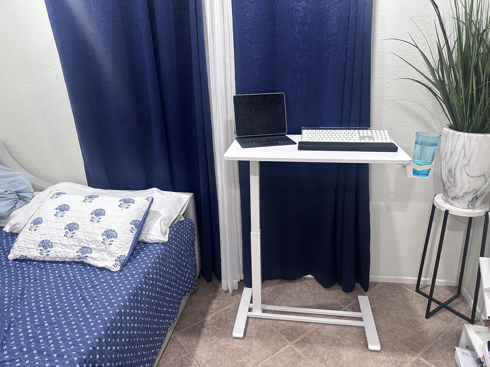 FLEXISPOT Mobile Standing Desk with Wheels Pneumatic Laptop Desk Rolling Computer Cart Movable Height Adjustable Small Sit Stand Desk Computer Workstations Home Use (27.6