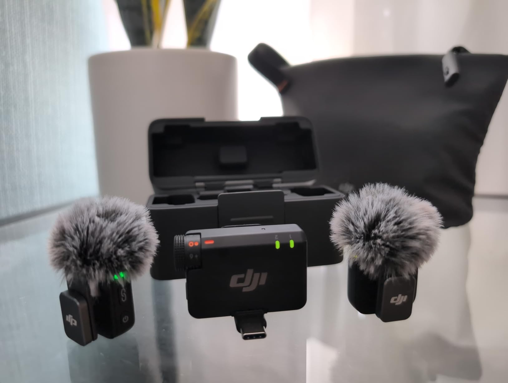 DJI Mic Mini (2 TX + 1 RX + Charging Case), Wireless Lavalier Microphone, Ultralight, Detail-Rich Audio, 48h Use, Noise Cancelling, Automatic Limiting customer photo 1