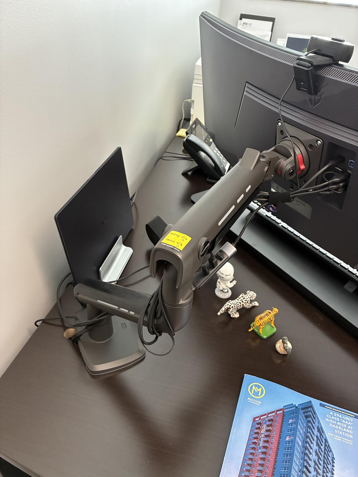 HUANUO TitanLift Heavy Duty Monitor Arm for Screens up to 49