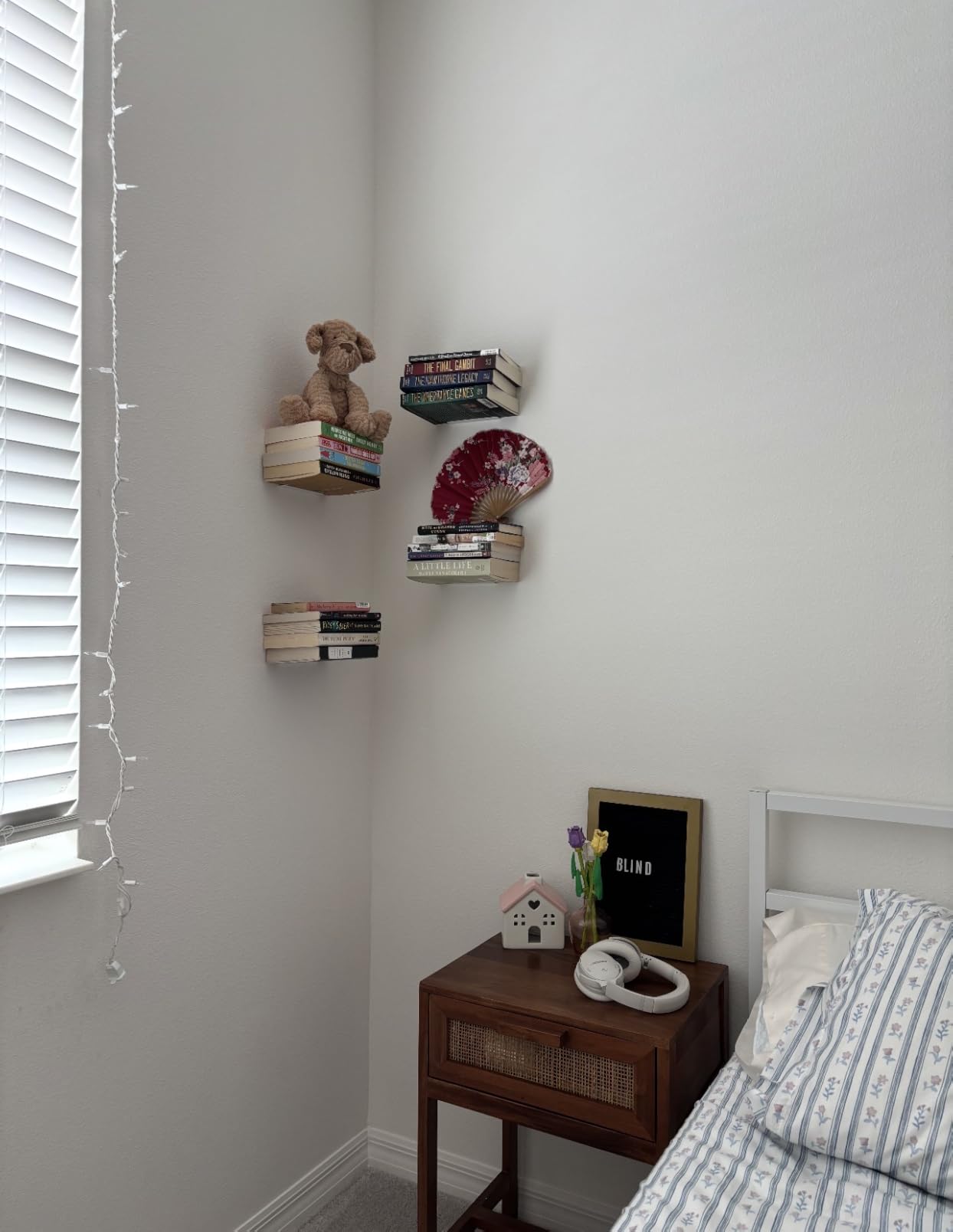 STORAGE MANIAC Floating Book Shelves for Wall Mounted Invisible Floating Bookshelves Heavy-Duty Steel Hidden Bookshelf Hanging Bookshelves for Bedroom Living Room Office, White 4-Pack customer photo 2