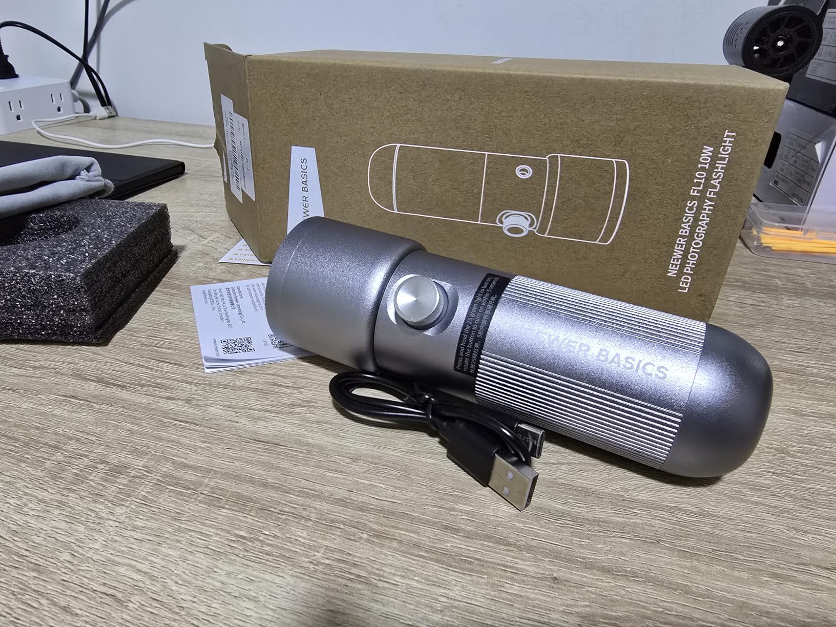 NEEWER Basics RGB Photography Flashlight, 4 Colors/20 GOBO Filters/CRI95+/7500mAh, 10W 6300K Portable LED Video Spotlight customer photo 1