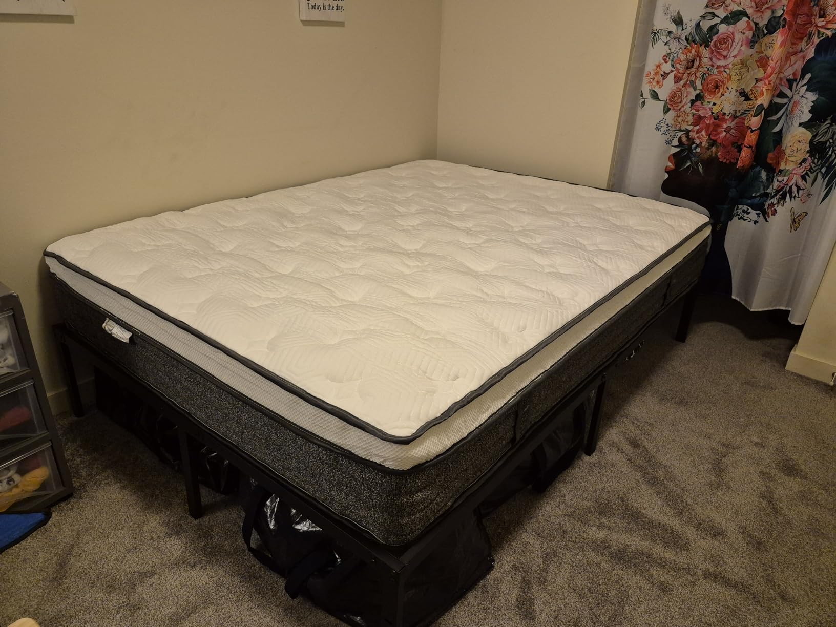 Queen Mattress, 12 Inch Queen Size Hybrid Mattresses in a Box, Medium Feel Foam and Individual Pocket Springs, Fiberglass Free Bed Mattress, Extra Edge Support, Pressure Relief, CertiPUR-US customer photo 1