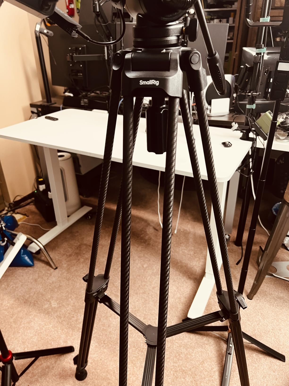 SMALLRIG 73''/185cm Carbon Fiber Heavy Duty Video Tripod, Max Load 10kg (22lbs), Fluid Head with +85° to -78 Tilt Range, Compact Camera Tripod customer photo 2