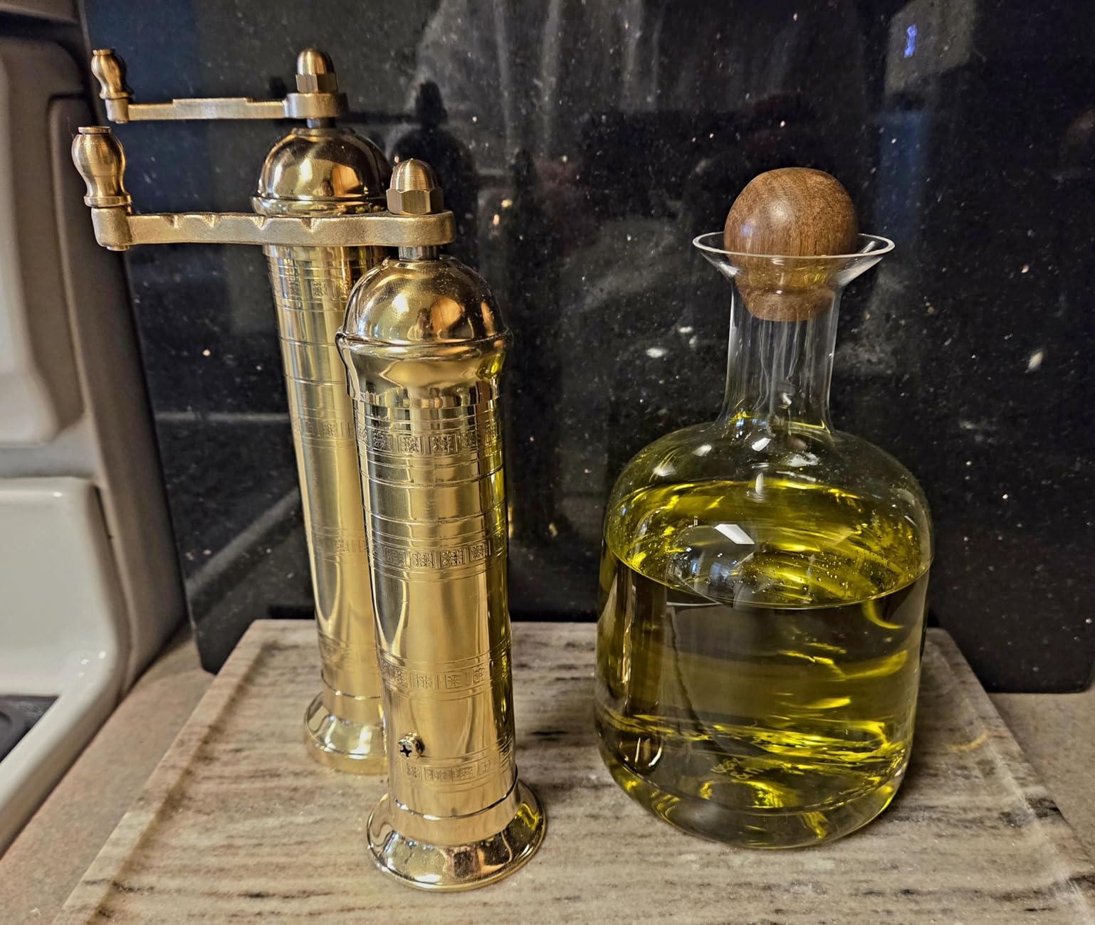 Cork & Mill Whiskey Decanter Set, Hand-Blown Lead-Free Crystal 800ml Liquor Decanter for Bourbon and More, Two 8oz Old Fashioned Glasses, Acacia Wood Stopper & Display Tray, Ideal Whisky Gift Set customer photo 1