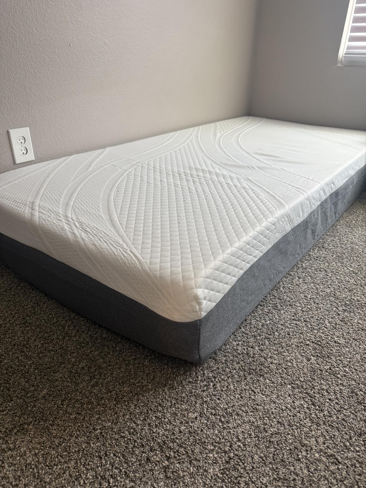 Novilla Queen Mattress 14 Inch, Gel-Infused Bliss Cooling Queen Memory Foam Mattress in a Box with Cool-Touch Nylon Cover, Pain Relief & Spinal Support with CertiPUR-US Certified Foam customer photo 2