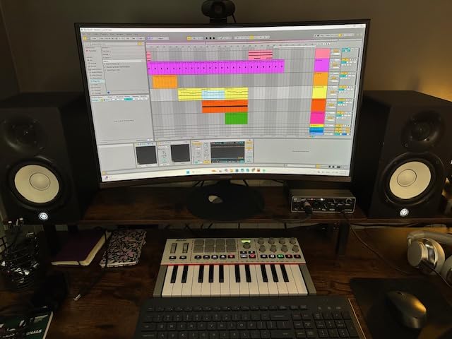 Akai Professional MPK Mini IV USB-C MIDI Keyboard Controller for Beginners and Producers - MPC Drum Pads, 360° Knobs, Pitch and Mod Wheels, Production Software, Native Instruments Sound Package customer photo 1